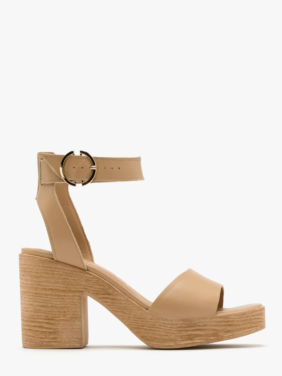 Beżowe sandały na balu