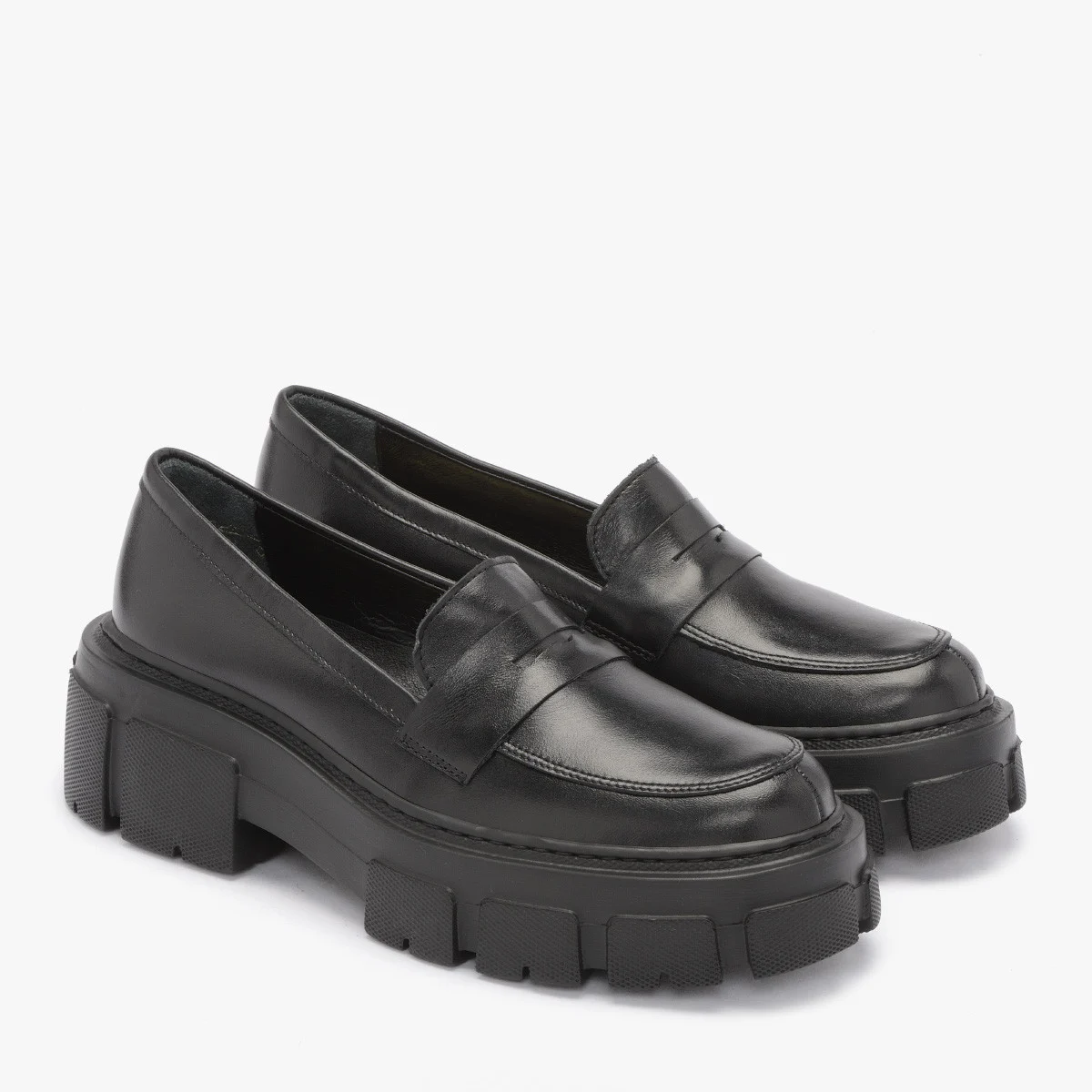 Czarne mokasyny na grubej i lekkiej podeszwie