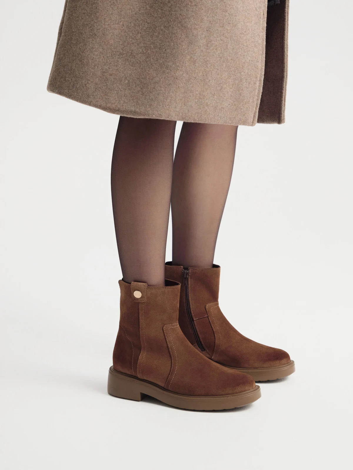 Brązowe, welurowe botki damskie na płaskie podeszwie
