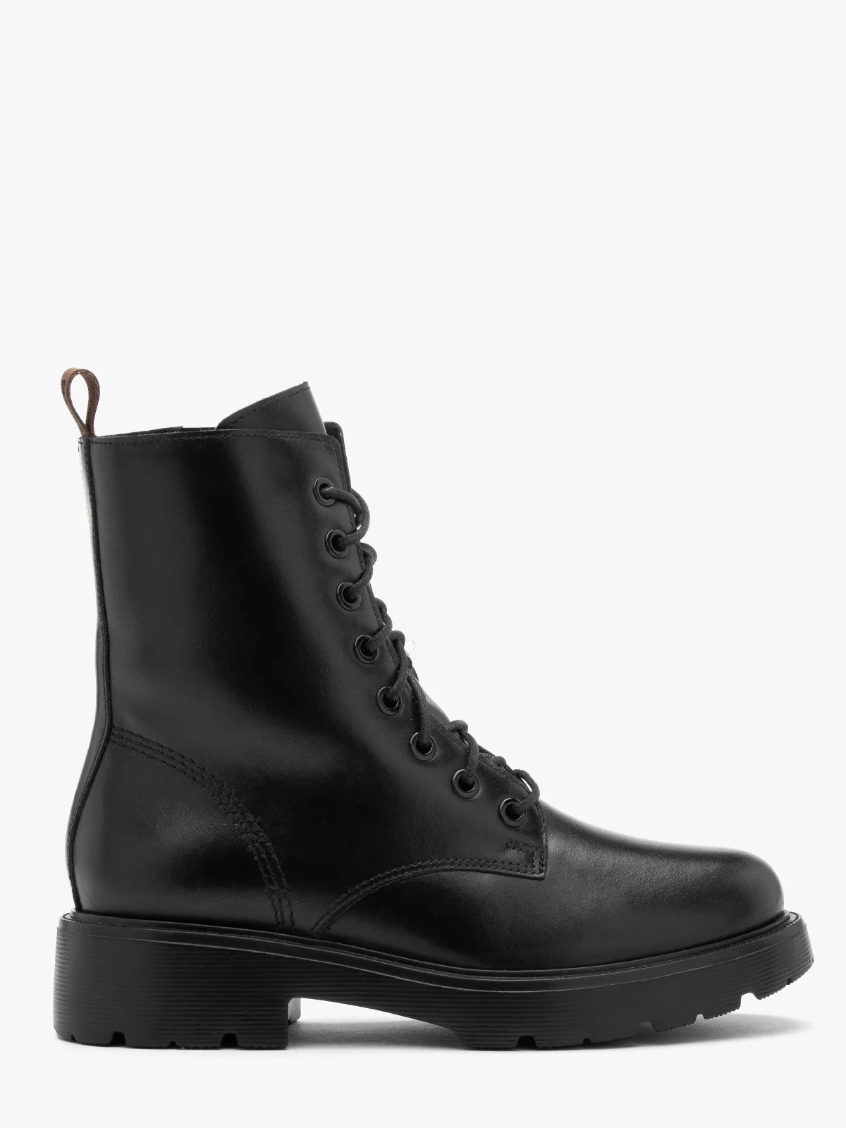 Klasyczne, czarne trzewiki na lekkim spodzie