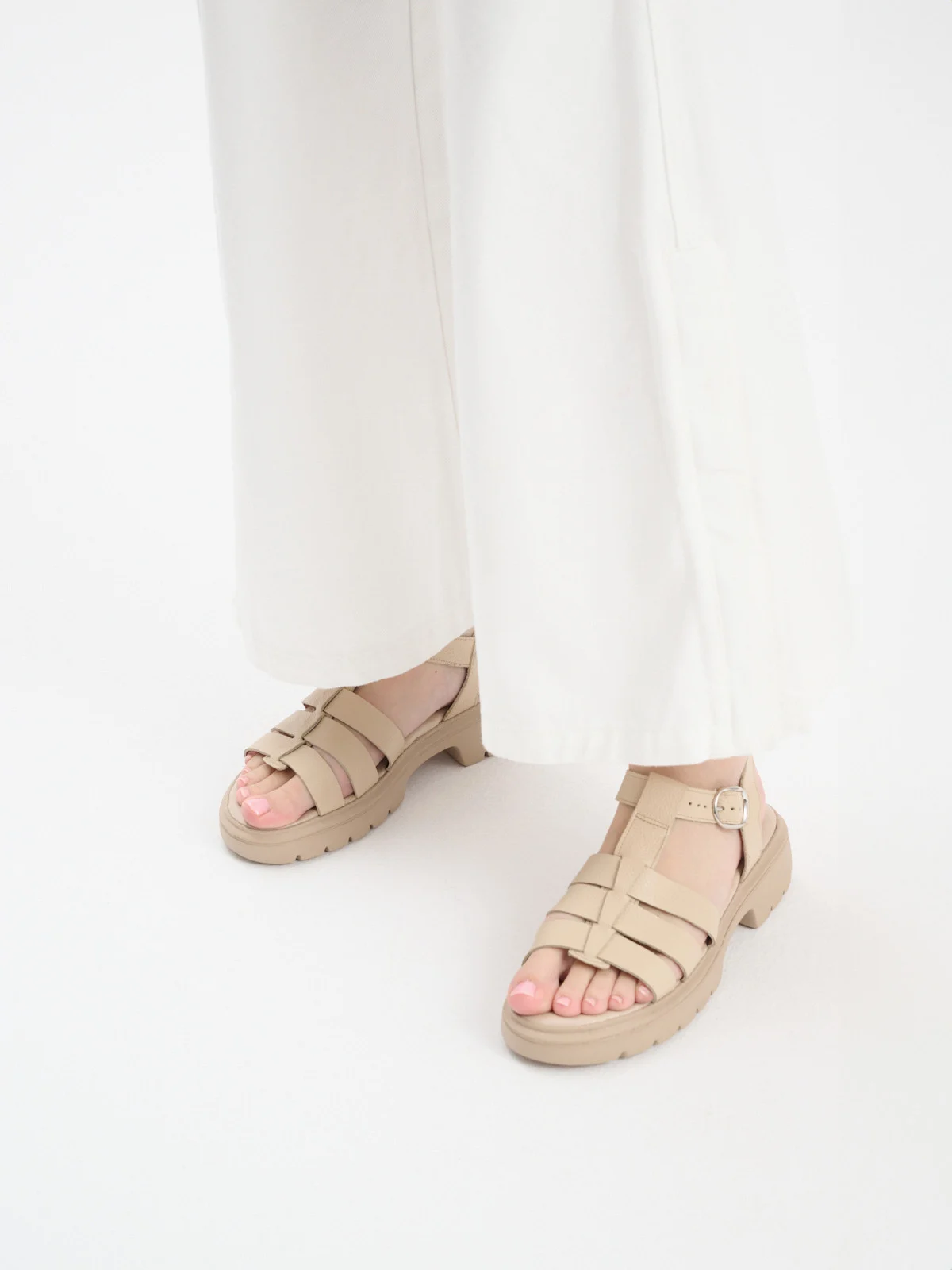 Beżowe sandały z ozdobną cholewką