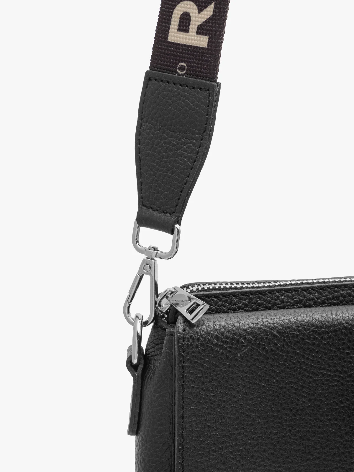 Czarna torebka damska z dekoracyjnym paskiem