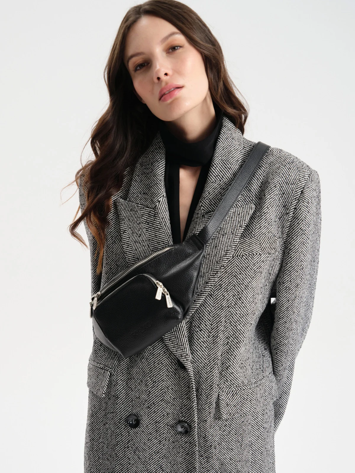 Czarna torebka nerka z poręczną zewnętrzną kieszenią