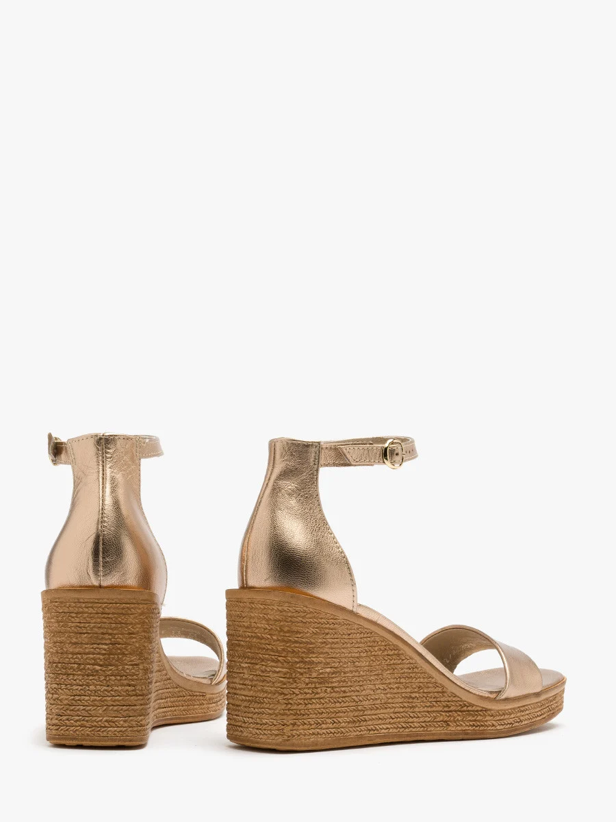 Platynowe sandały na koturnie