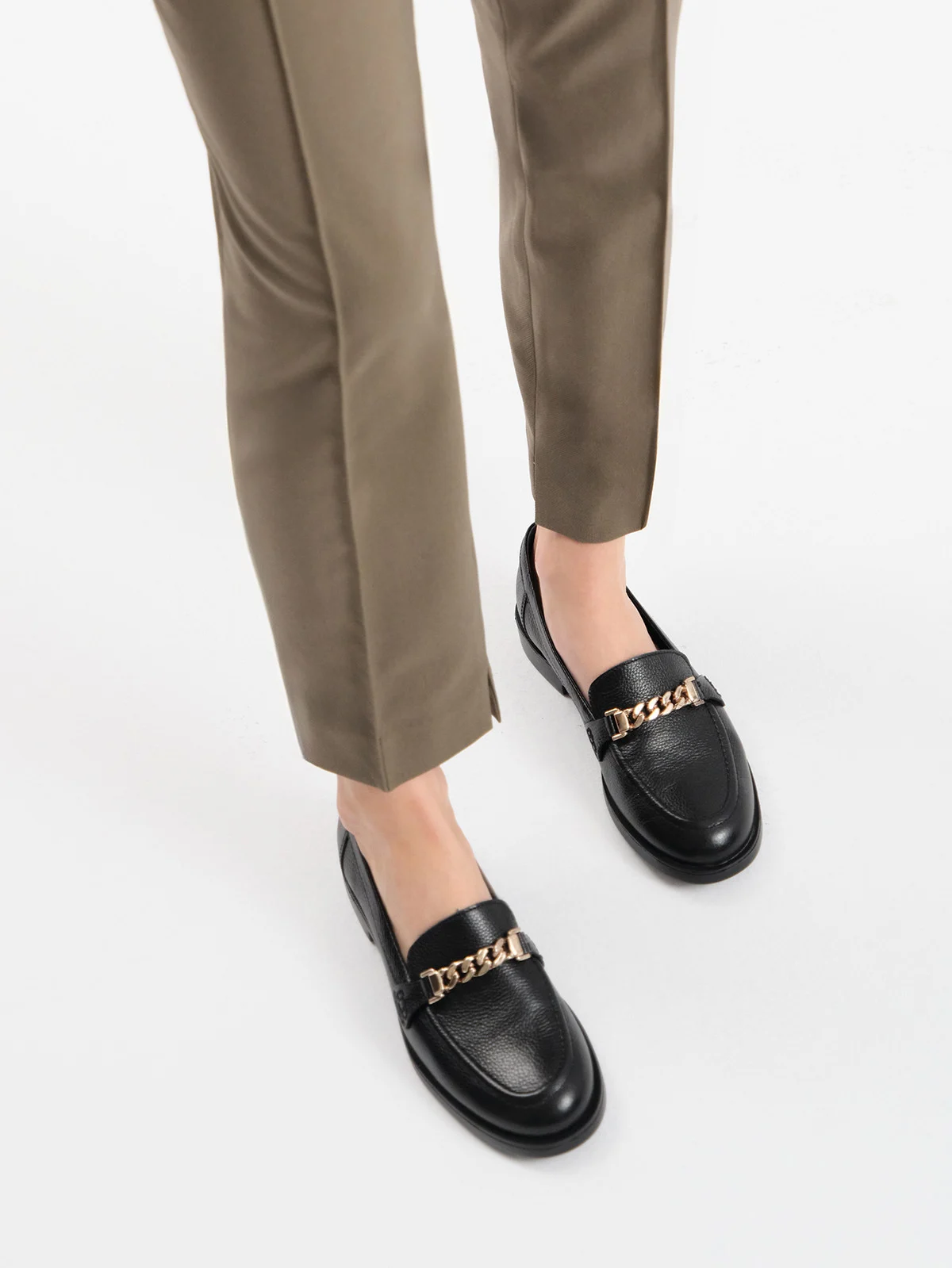 Mokasyny w czarnym kolorze ze złotym łańcuszkiem