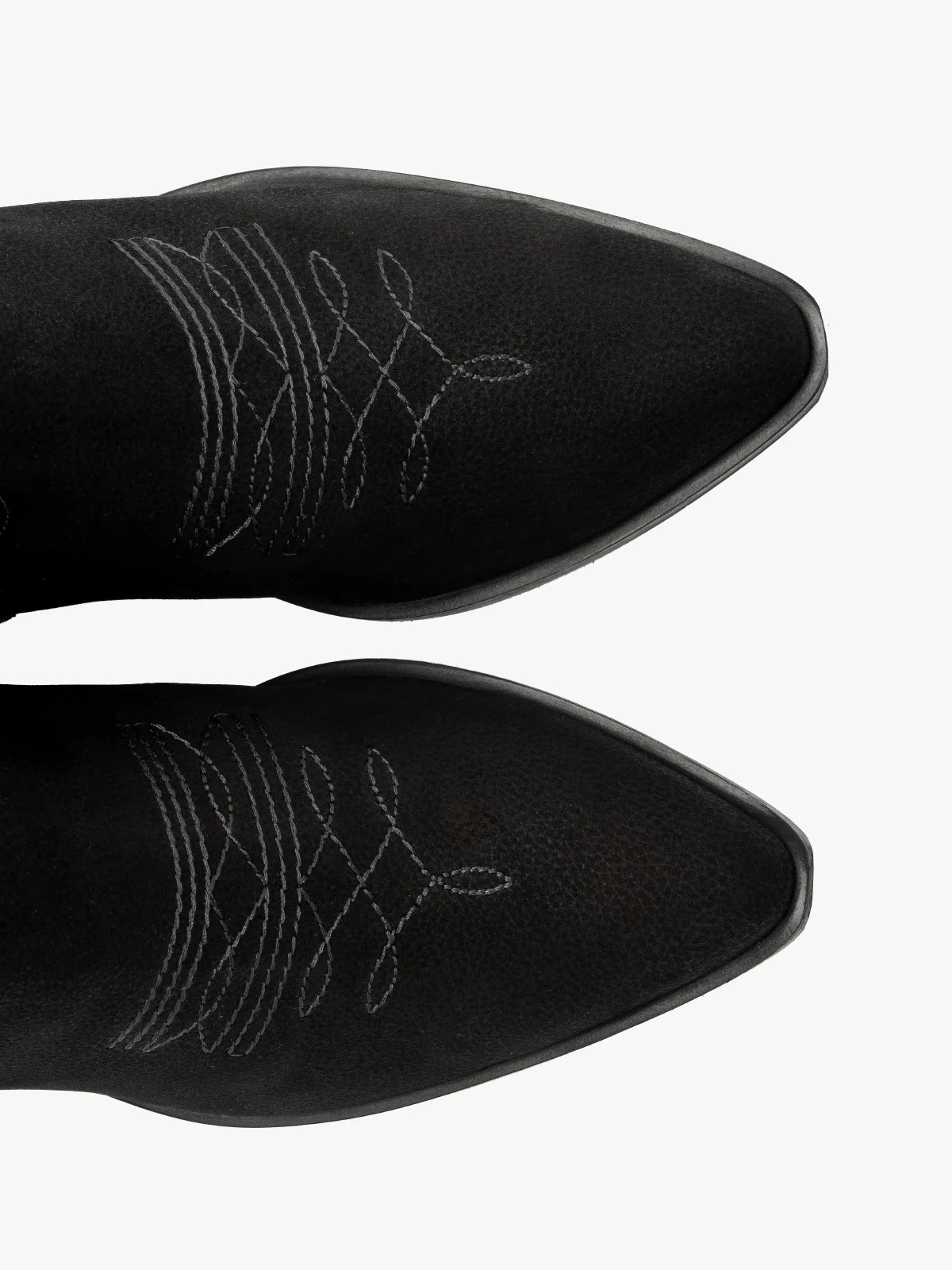 Czarne kozaki typu kowbojki z cholewką do połowy łydki