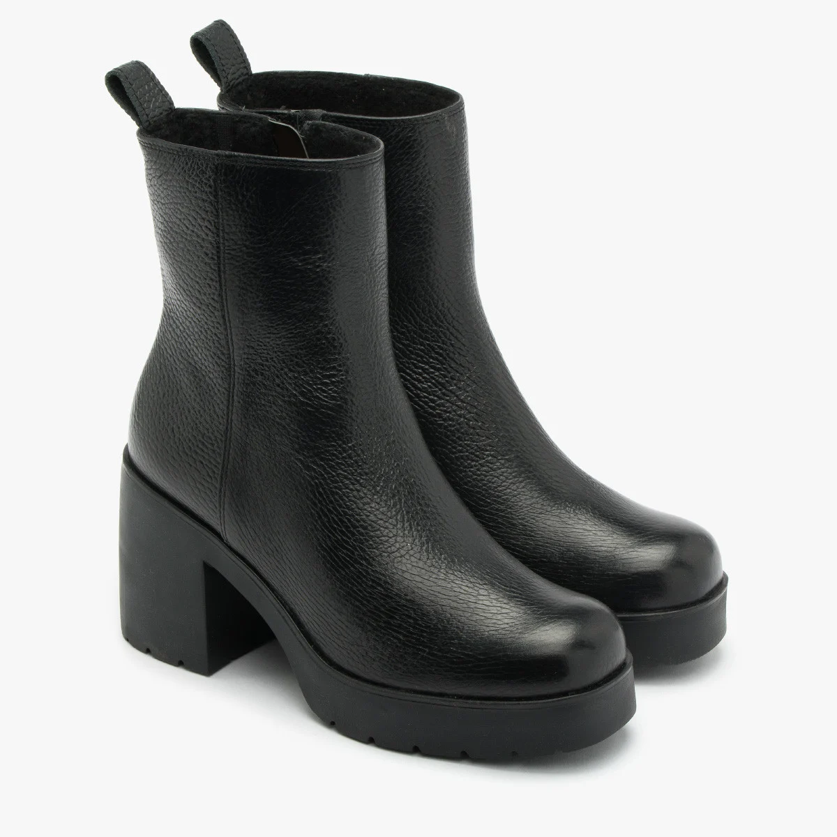 Czarne botki na masywnym obcasie