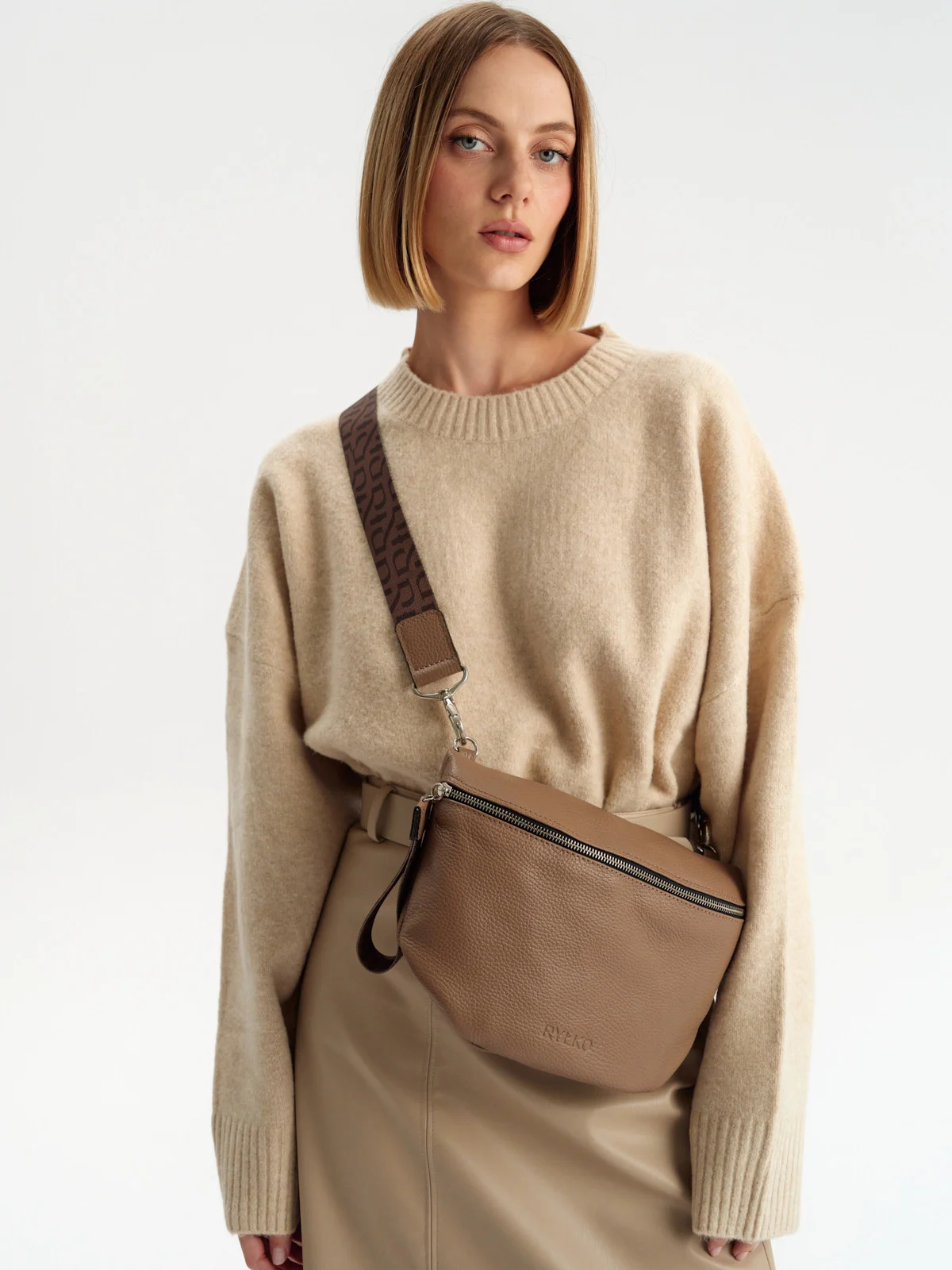 Ciemnobeżowa torebka na pasku z tkaniny