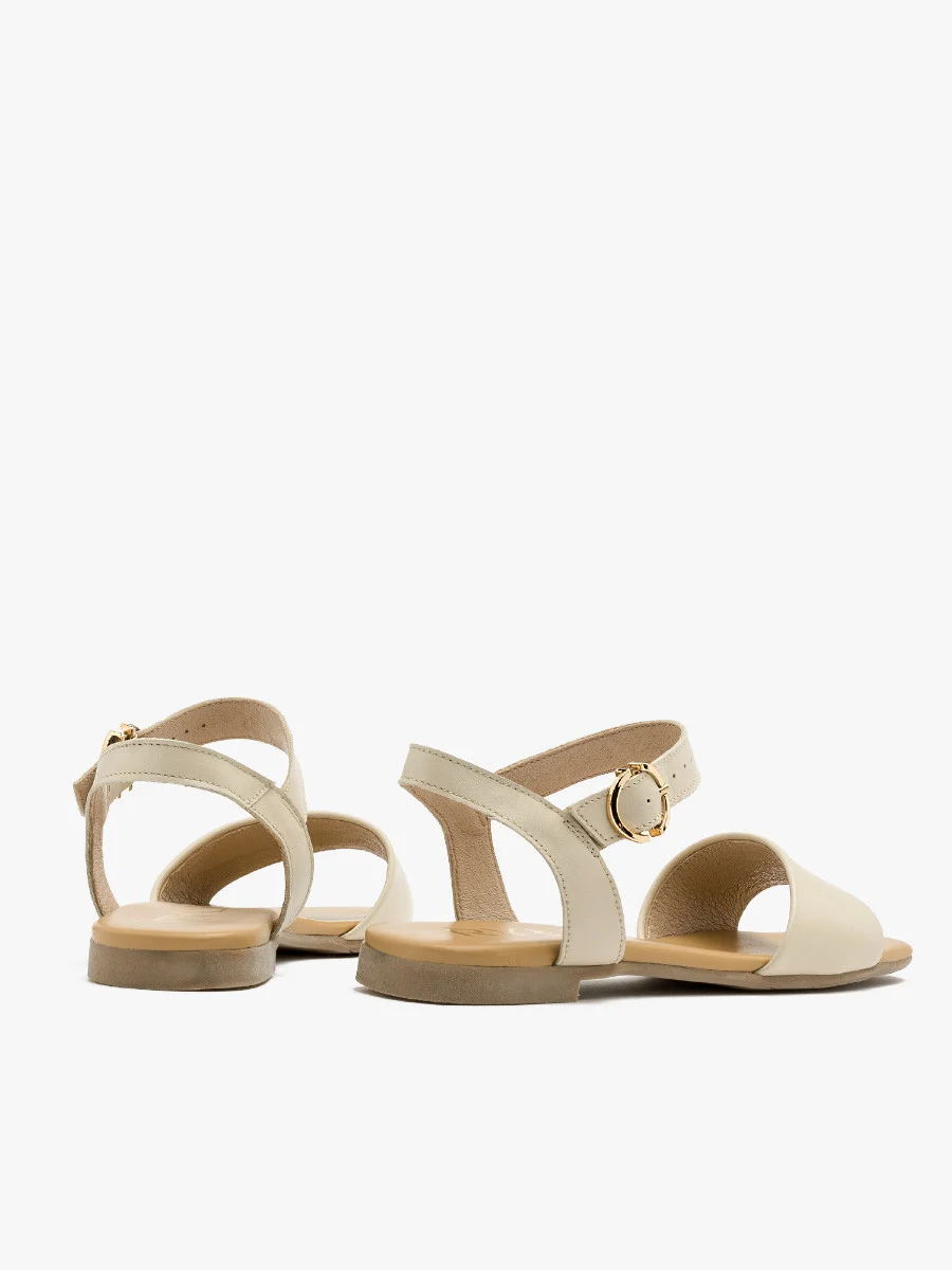 Kremowe sandały ze złotą sprzączką