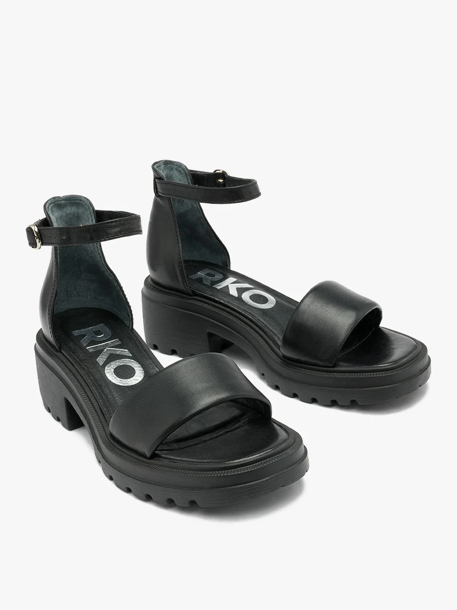 Czarne sandały na masywnym spodzie