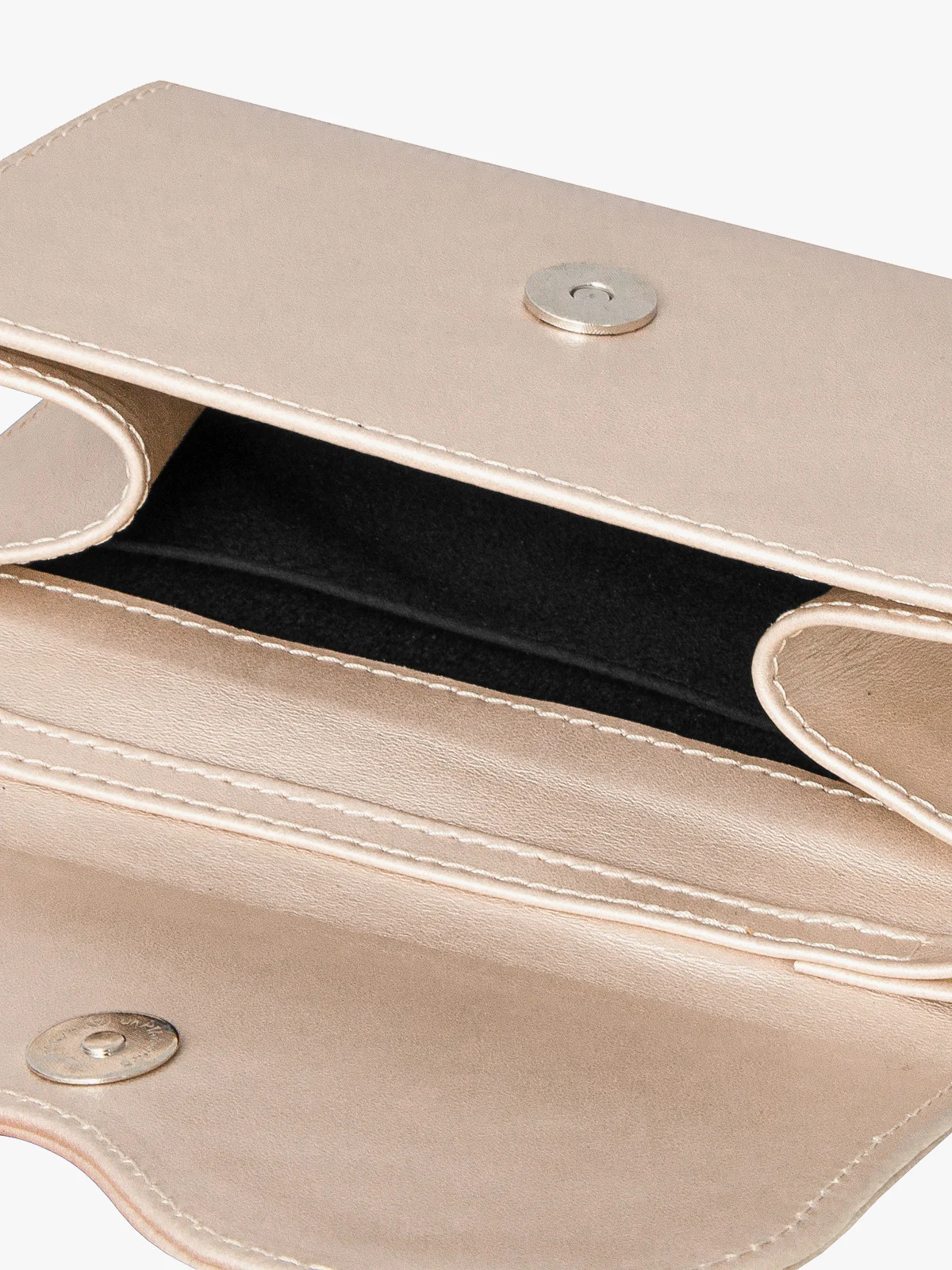 Platynowa torebka z ozdobną klapą