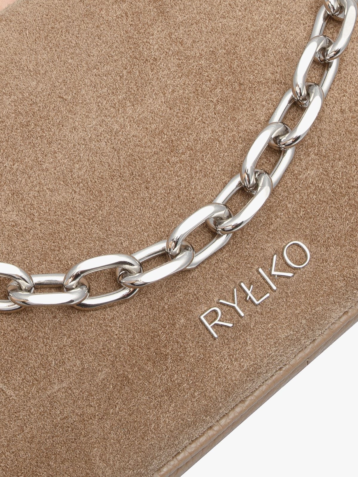 Beżowa torebka z ozdobnym łańcuchem