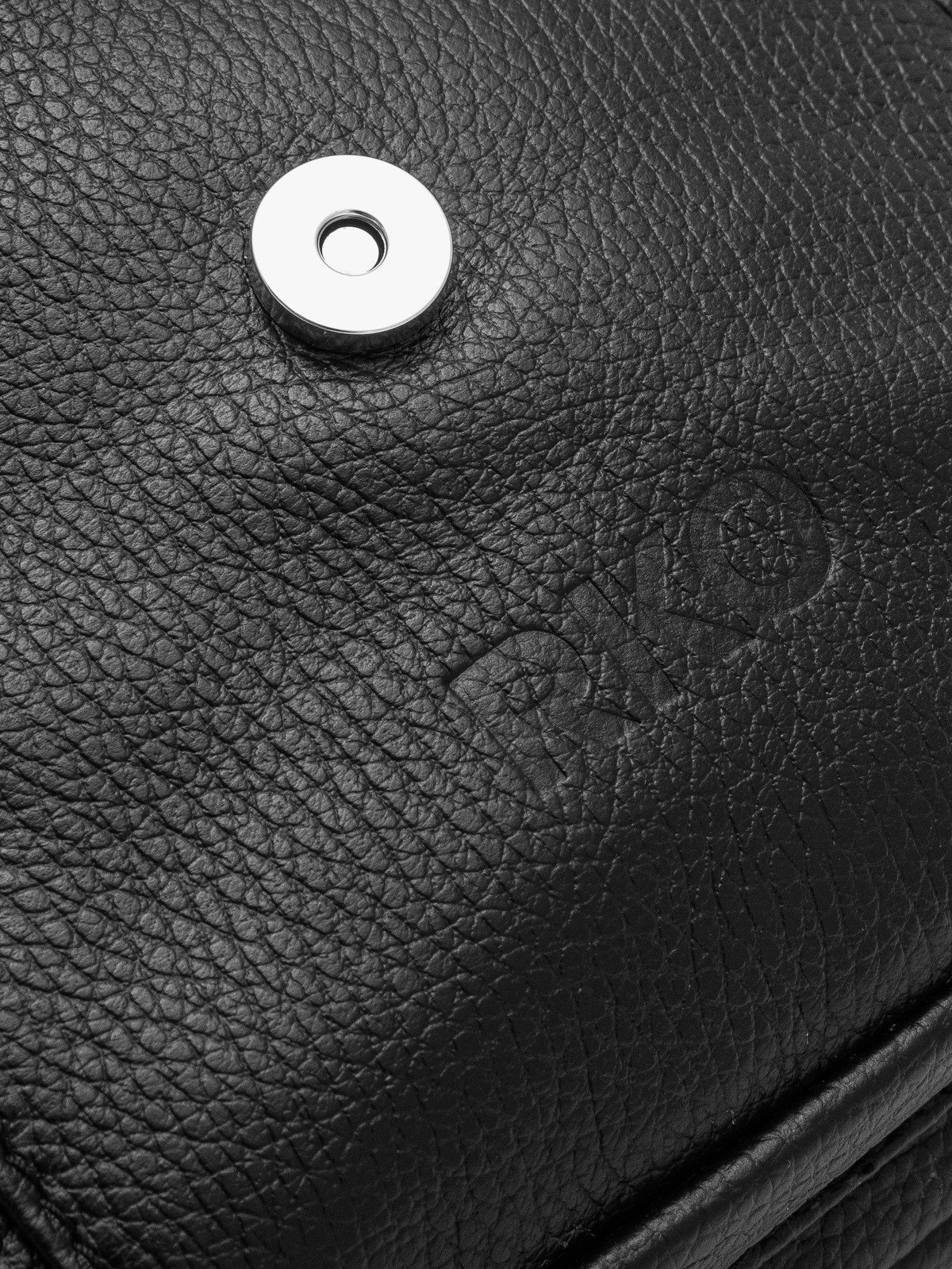 Czarny plecak damski z ozdobnymi taśmami