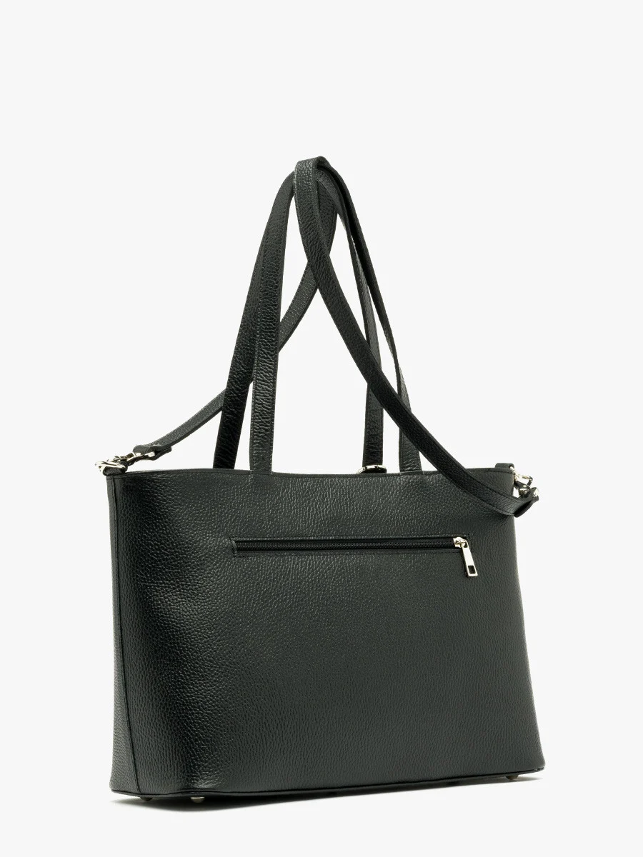 Czarna torebka z ozdobnym brelokiem