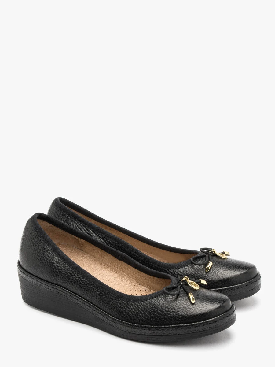 Czarne czółenka z ozdobną kokardą na cholewce