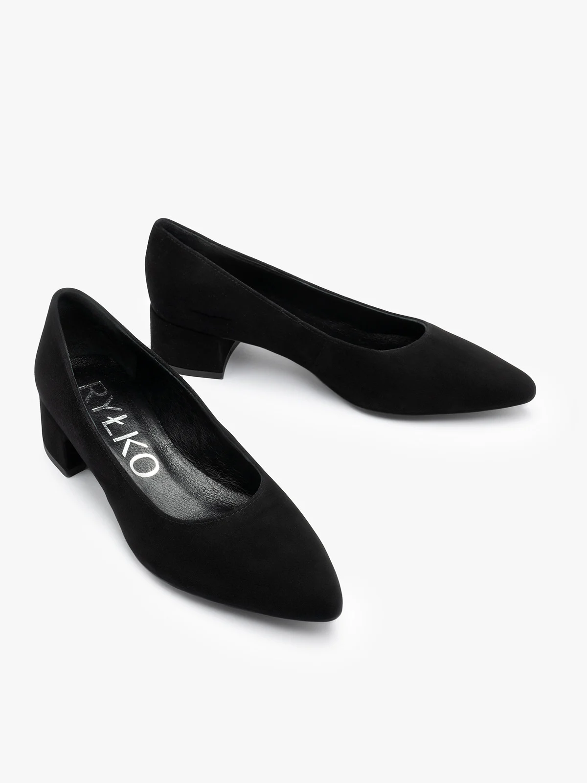 Czarne, welurowe czółenka na niskim obcasie