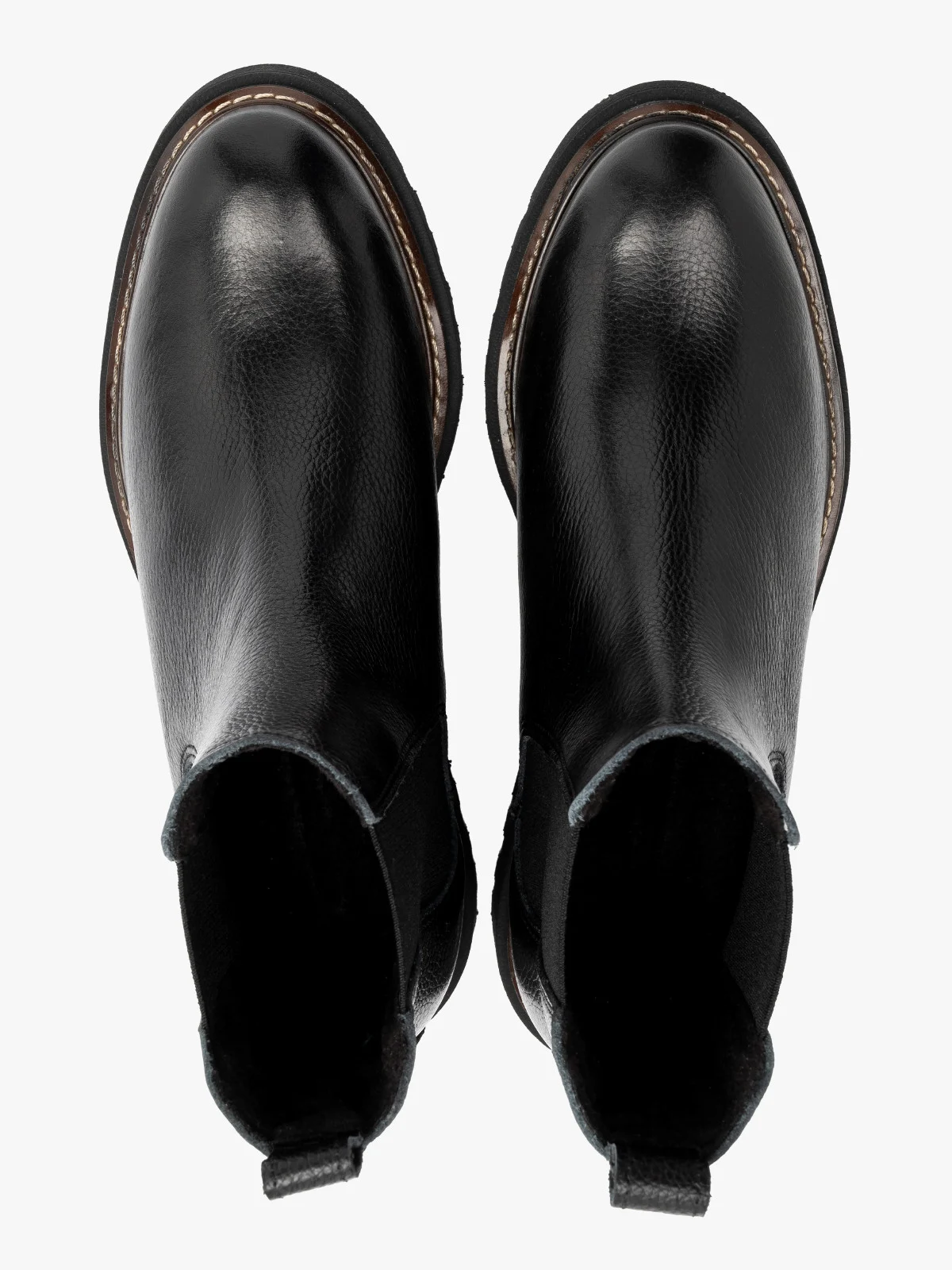 Czarne sztyblety na traktorowej podeszwie z kontrastowym otokiem