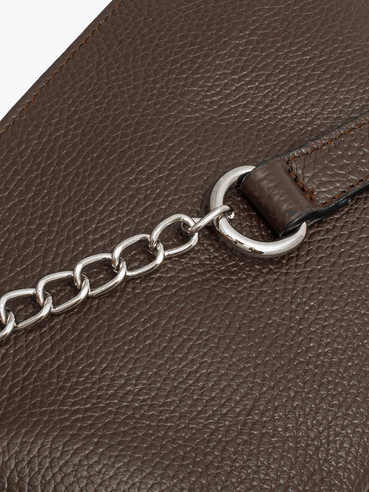 Mała, brązowa torebka z łańcuszkowym paskiem na ramię