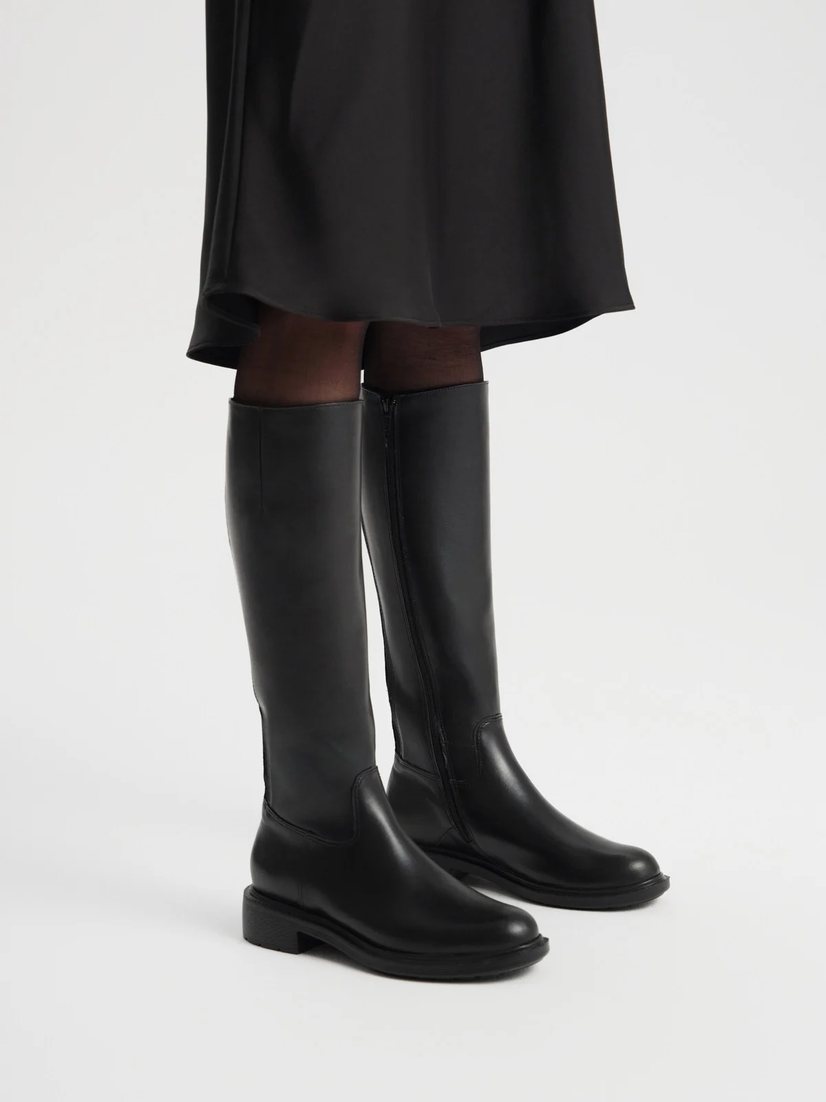 Klasyczne czarne kozaki damskie