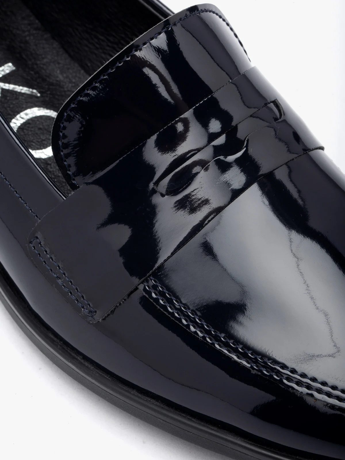 Granatowe, lakierowane mokasyny na płaskiej podeszwie