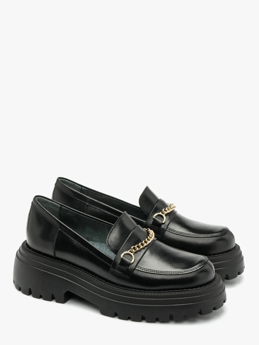 Czarne mokasyny ze złotym łańcuszkiem