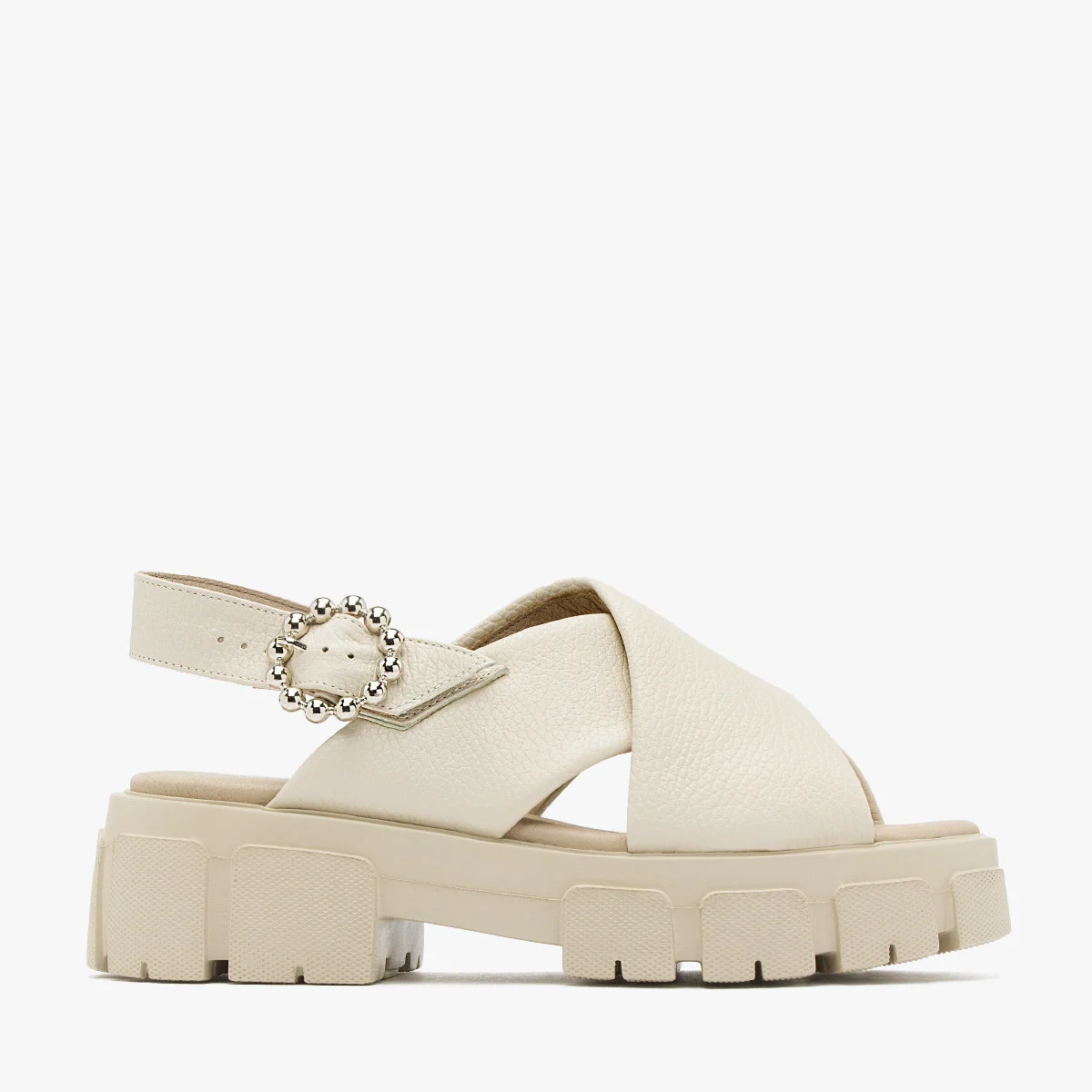 Kremowe sandały z ozdobną klamrą
