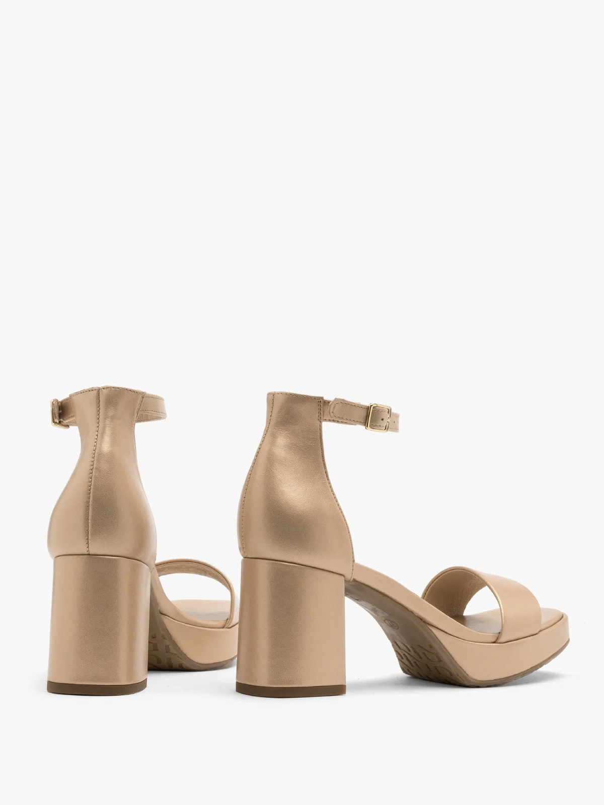 Złote sandały na masywnym obcasie i balu