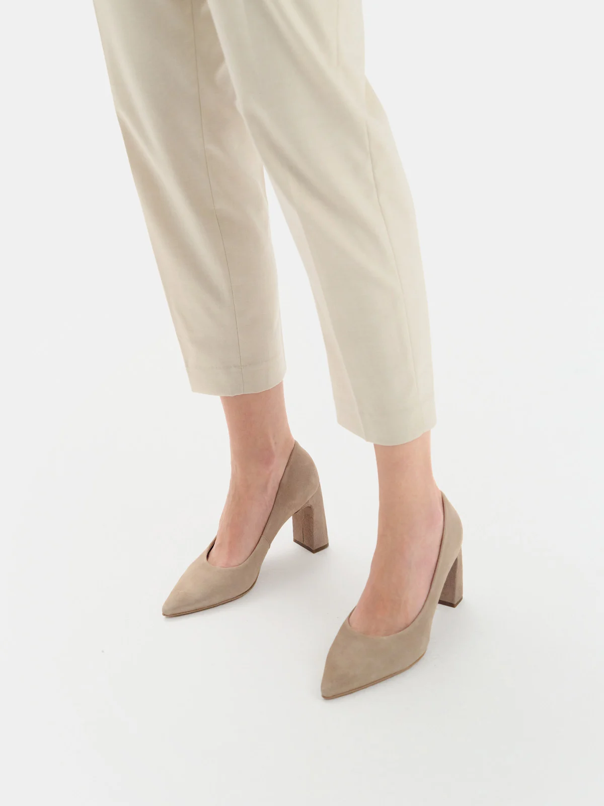 Beżowe czółenka na słupku