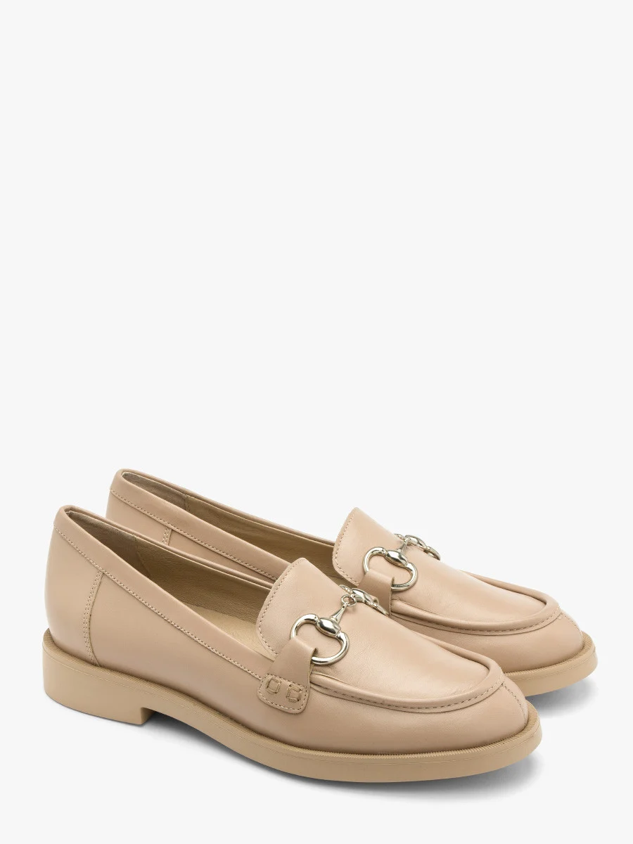 Beżowe mokasyny ze srebrną ozdobą