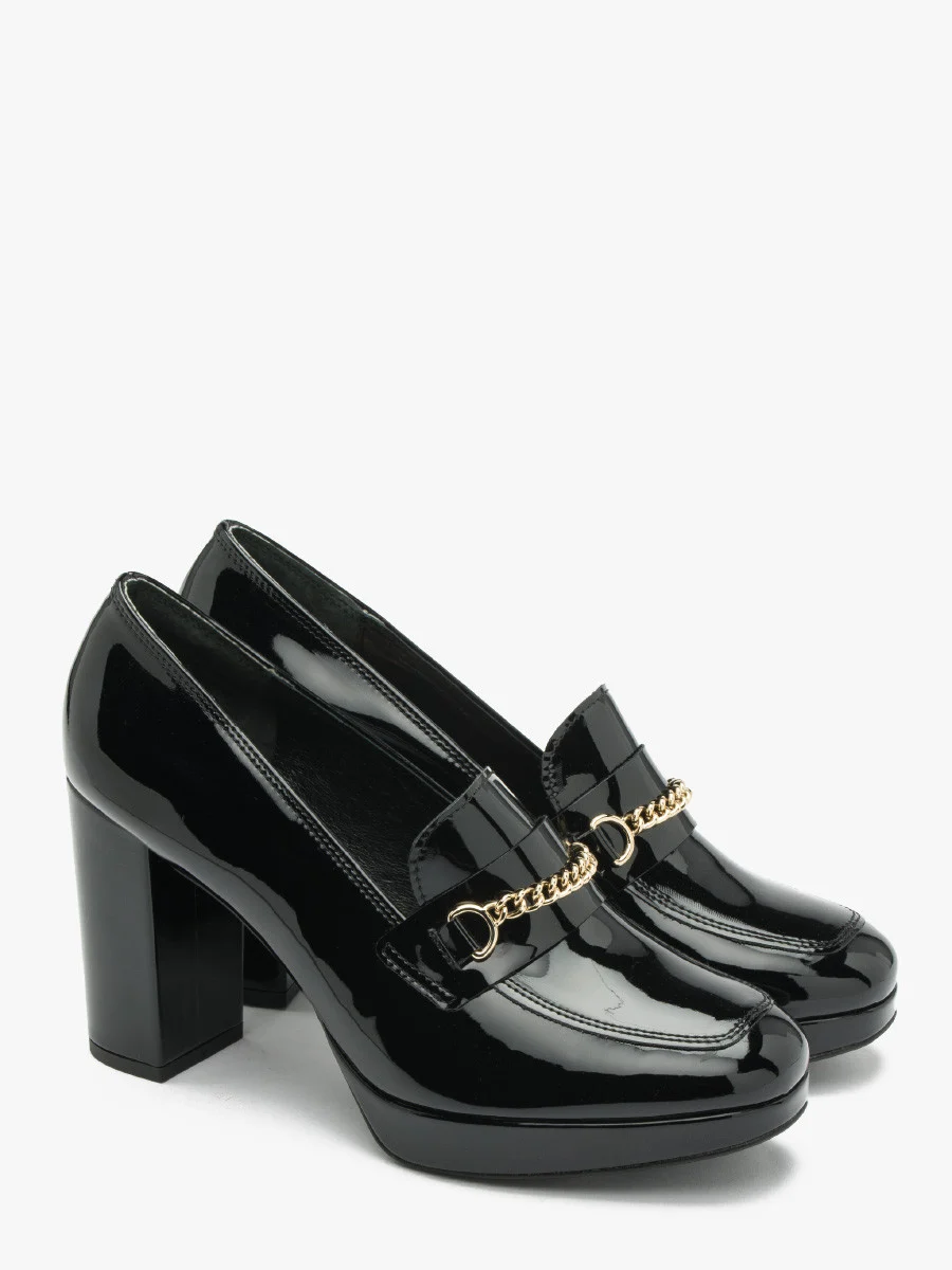 Czarne lakierowane mokasyny na obcasie