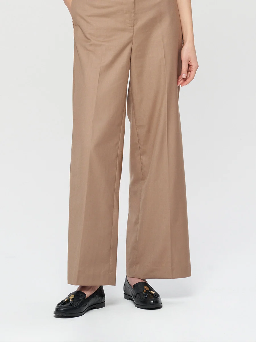 Czarne mokasyny ze złotą ozdobą