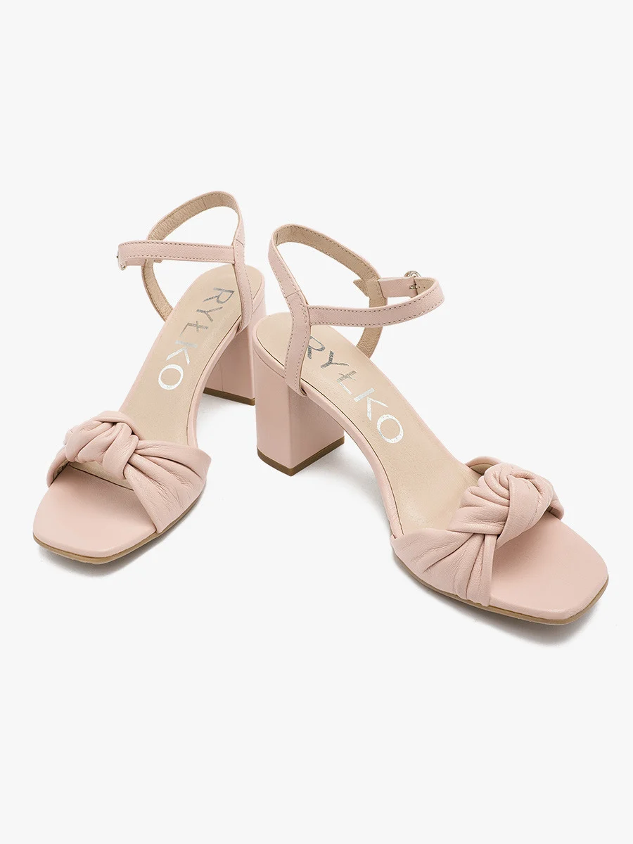 Różowe sandały z ozdobną cholewką
