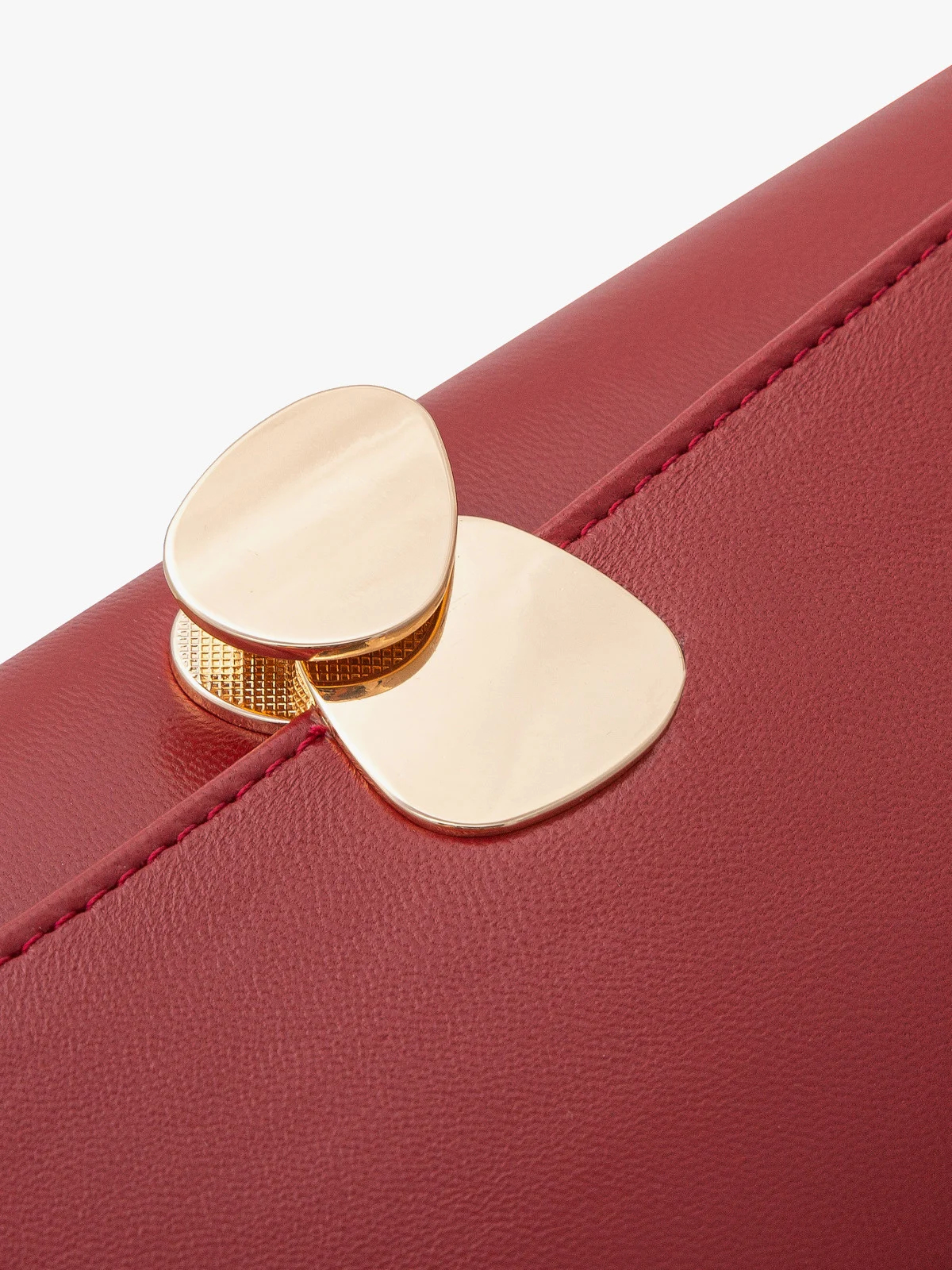 Elegancka, czerwona torebka z ozdobnym zapięciem