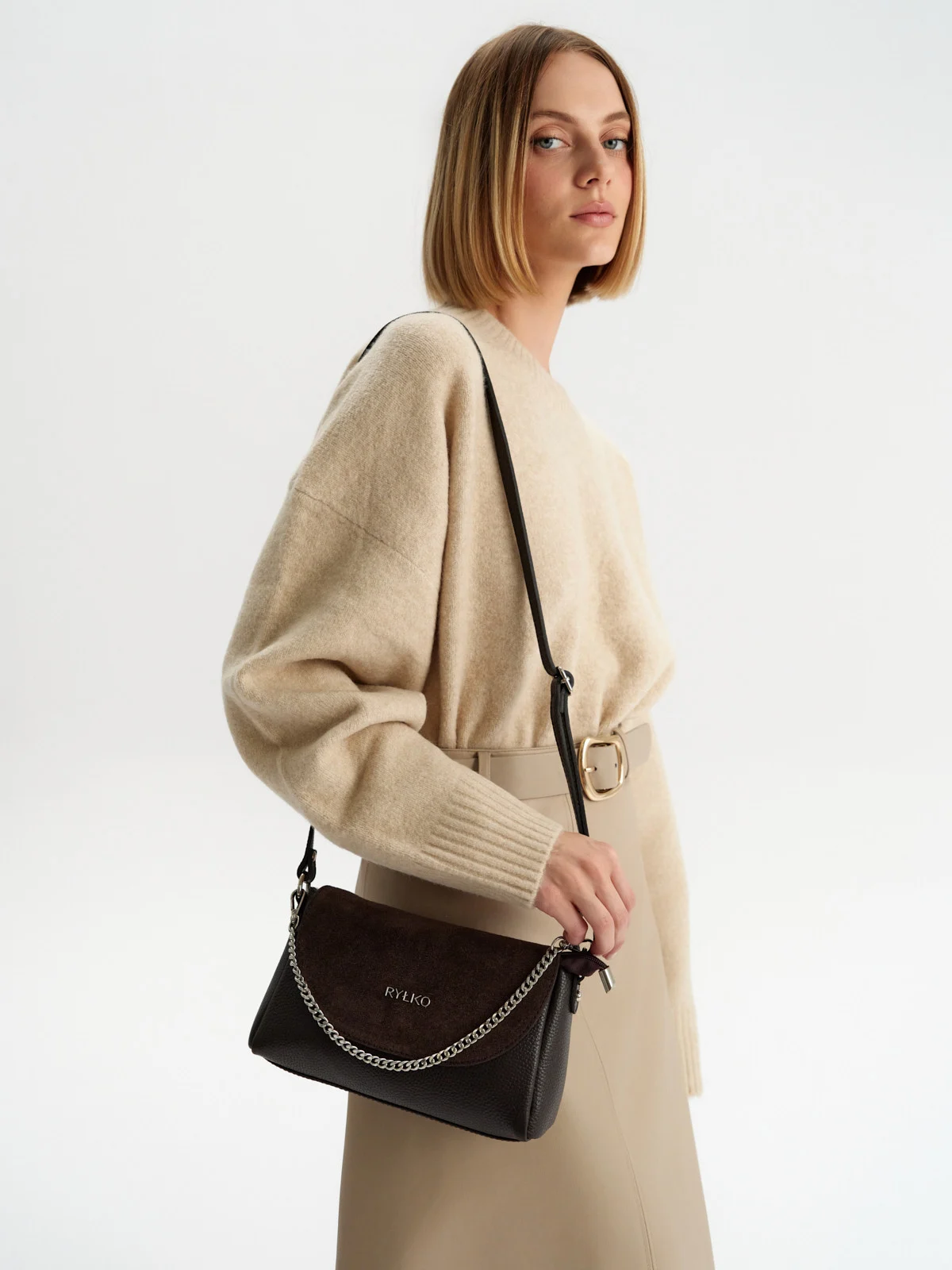 Brązowa torebka z łączonych skór z łańcuszkiem