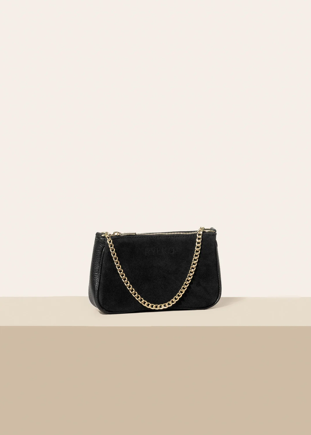 Czarna torebka ze złotym łańcuszkiem