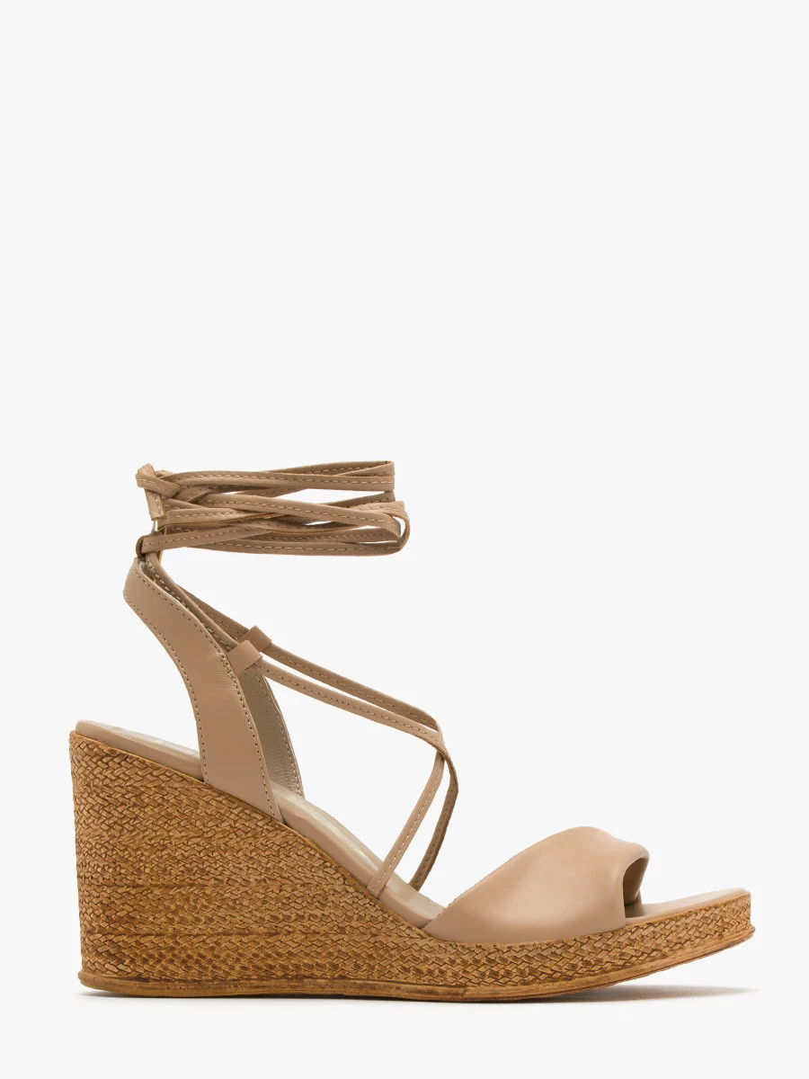 Beżowe sandały na wysokiej koturnie