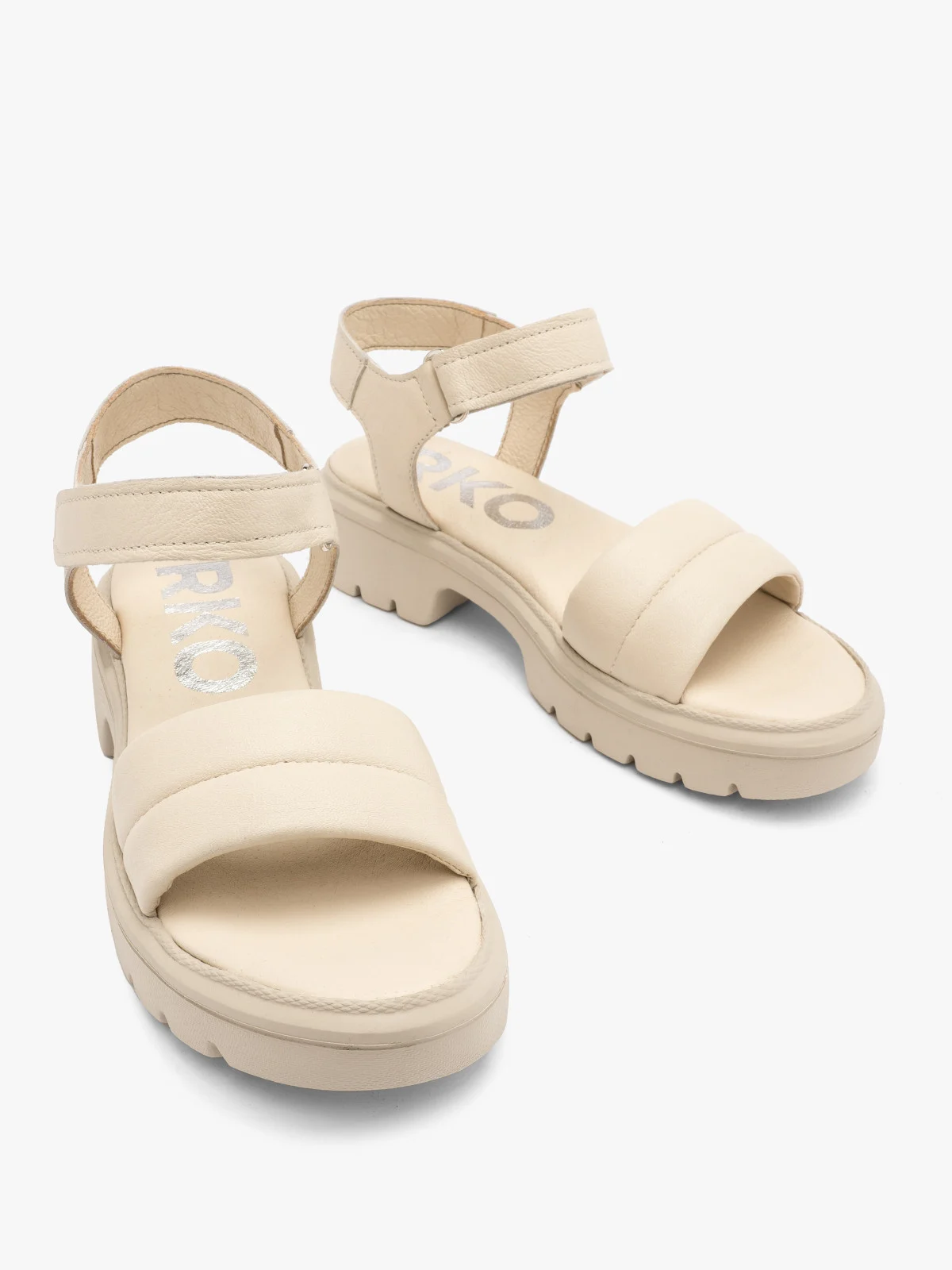 Kremowe sandały zapinane na rzepy