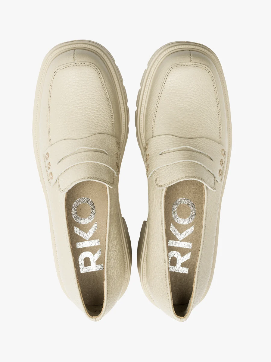 Kremowe mokasyny na obcasie