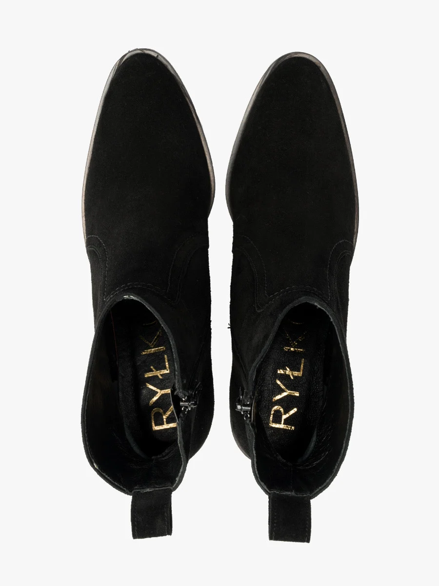 Czarne botki na słupku