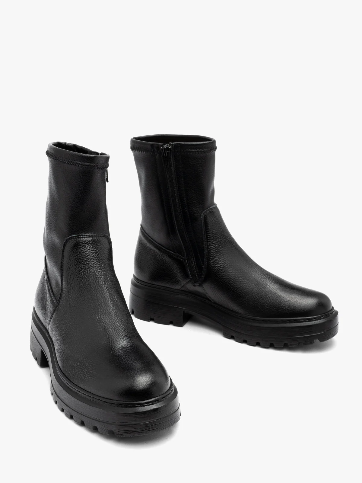 Czarne botki z elastyczną cholewką na płaskiej podeszwie