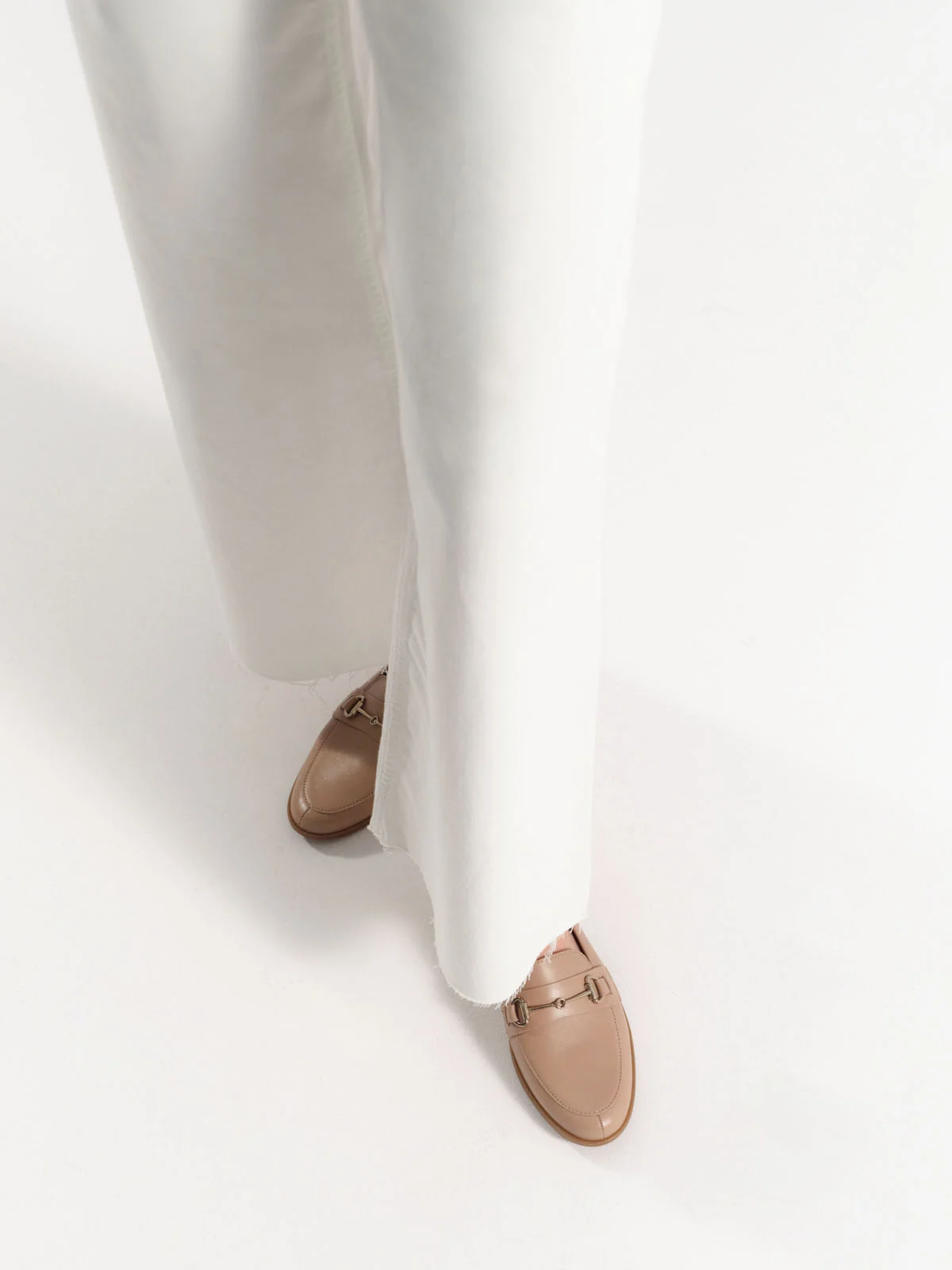 Beżowe mokasyny ze złotą ozdobą