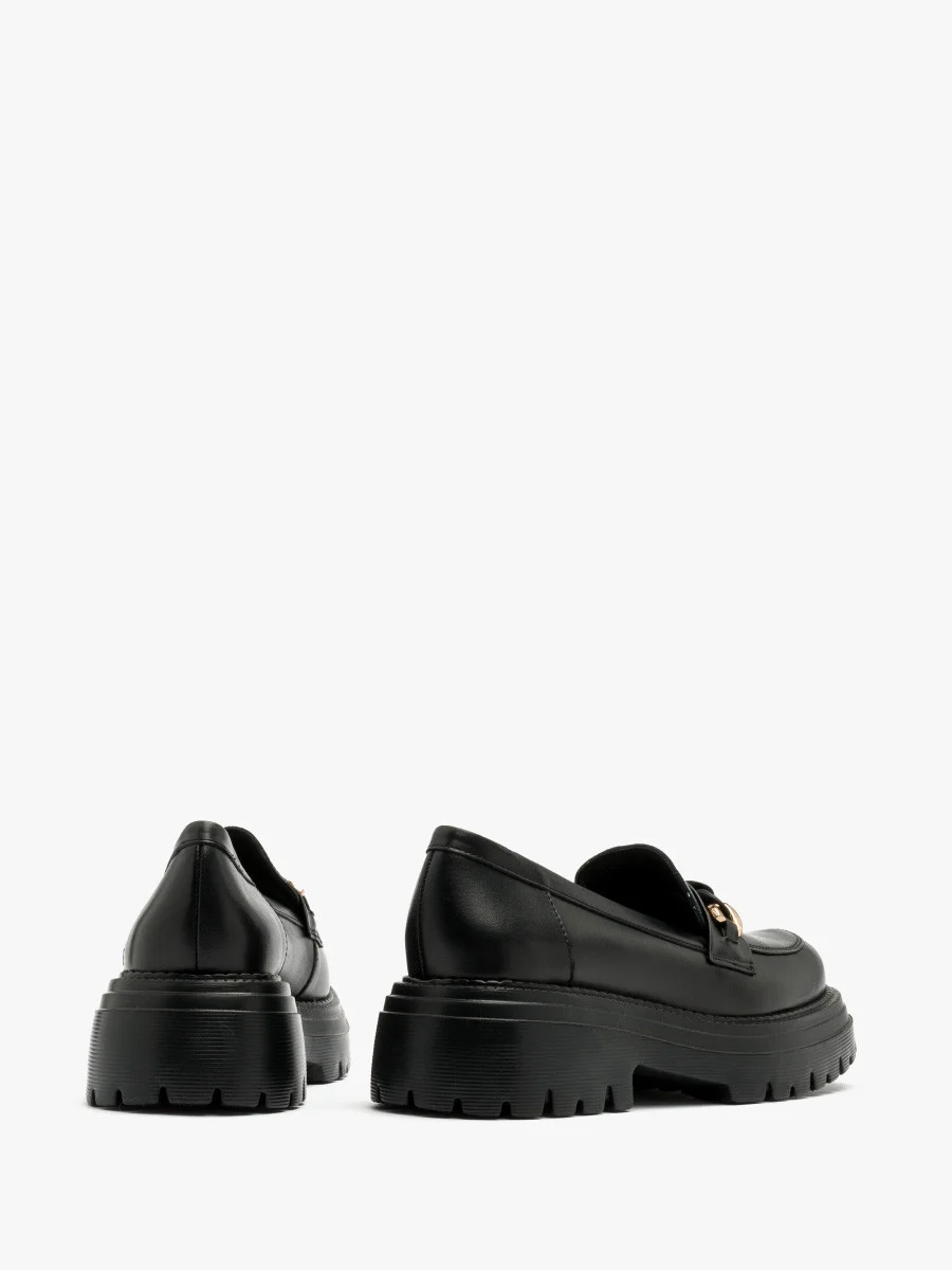 Czarne mokasyny z ozdobą na cholewce