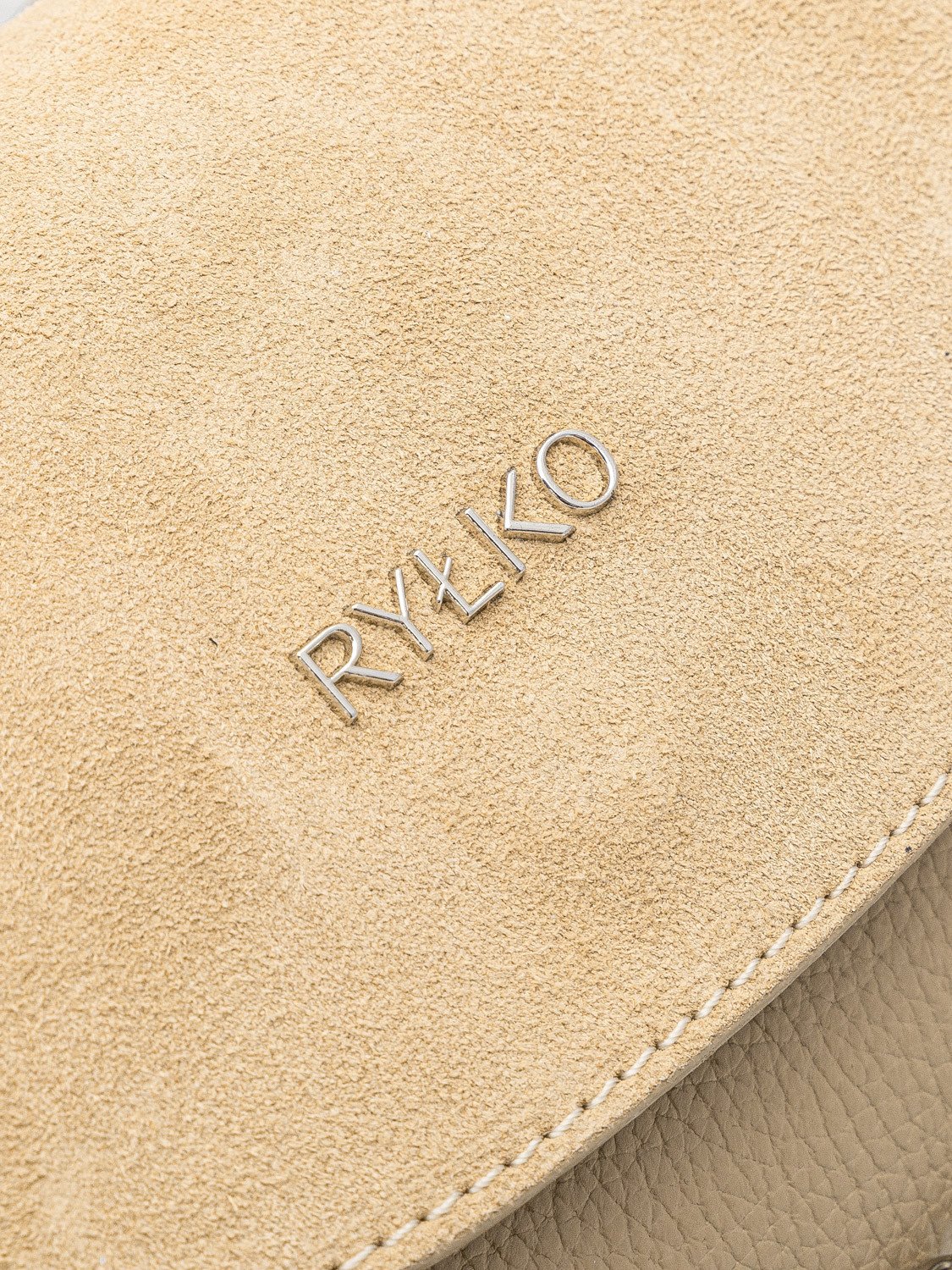 Mała beżowa torebka z łańcuszkiem