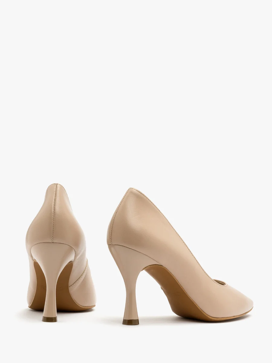 Beżowe czółenka na lakierowanej szpilce