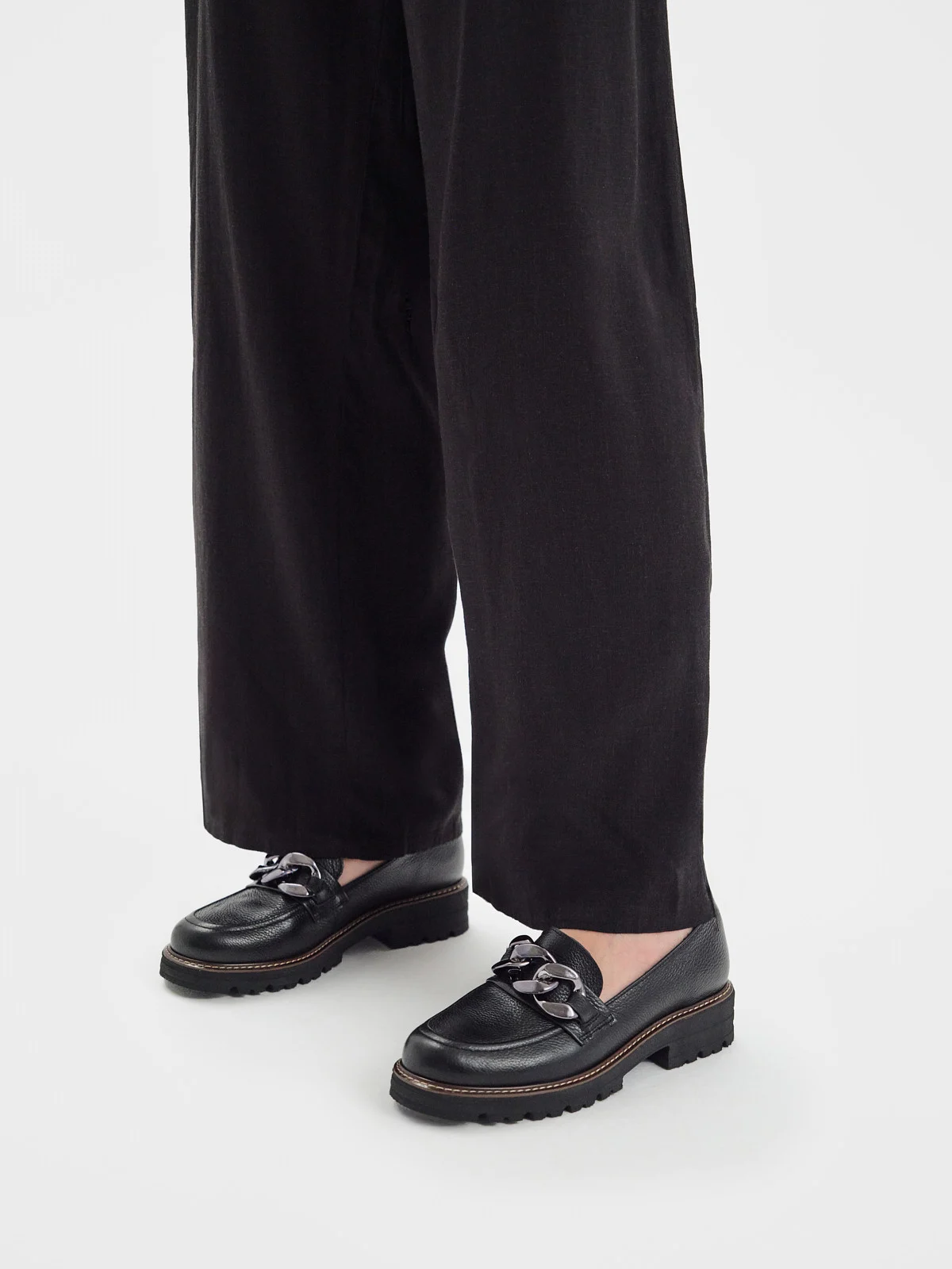 Czarne mokasyny z ozdobnym łańcuchem