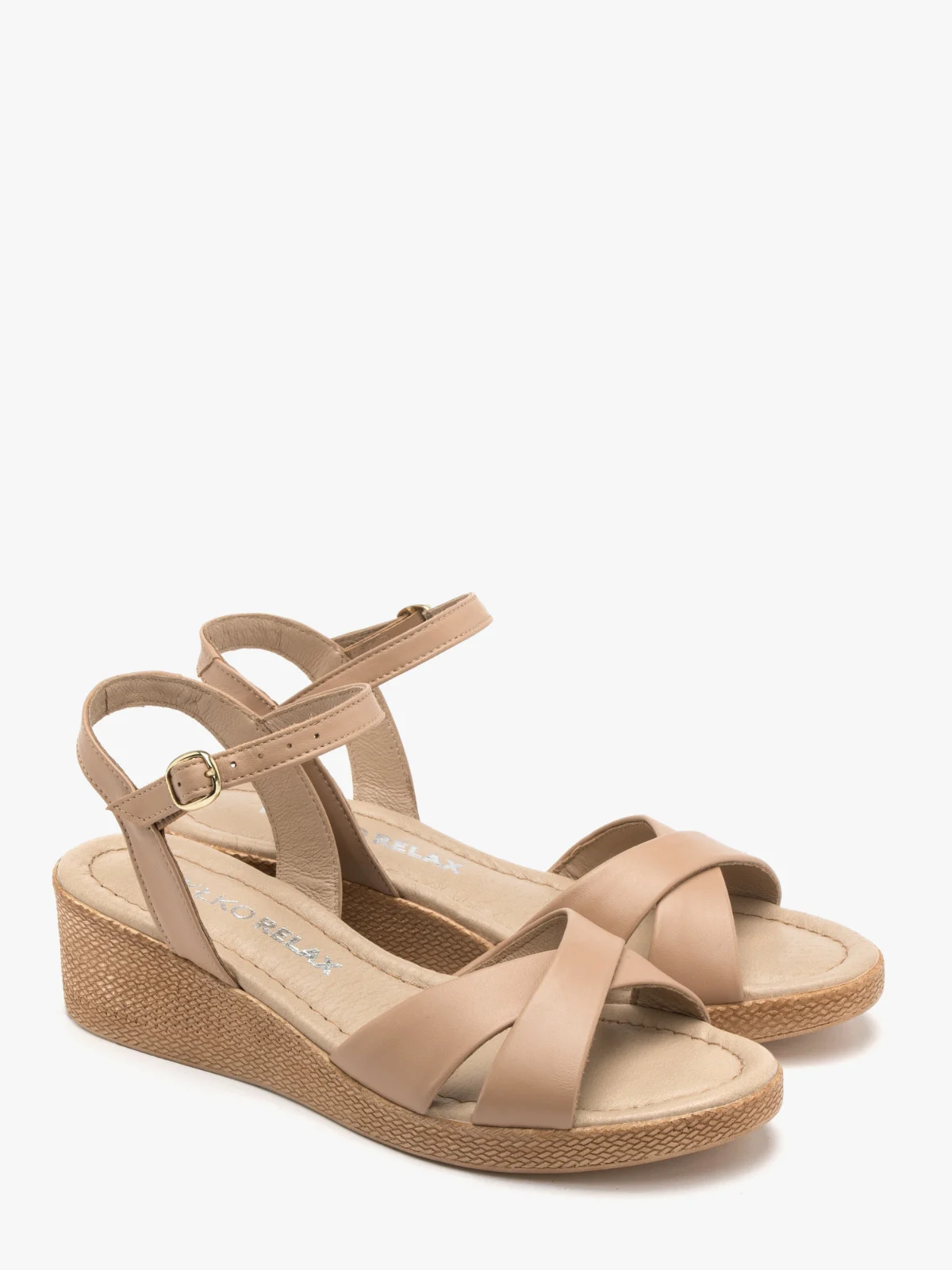 Beżowe sandały na niskiej platformie