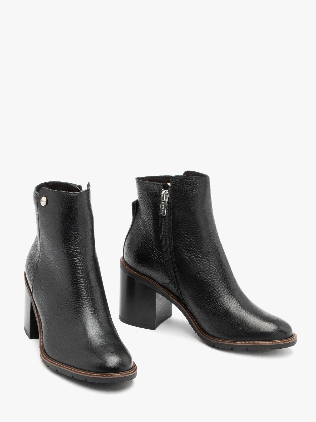 Klasyczne, czarne botki na klocku