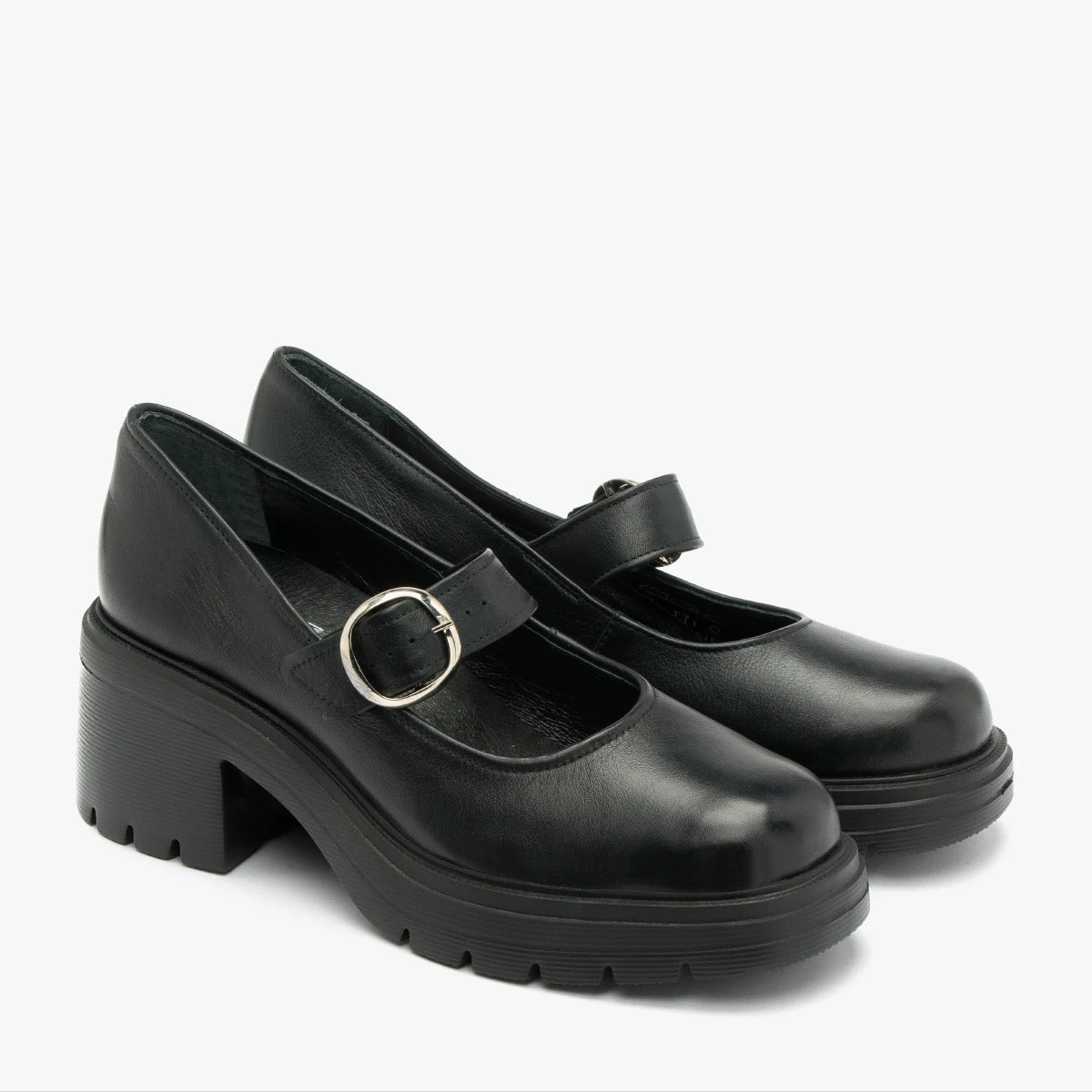 Czarne czółenka ze srebrną sprzączką