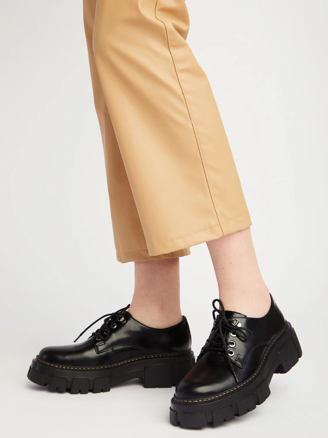 Czarne półbuty na lekkiej podeszwie