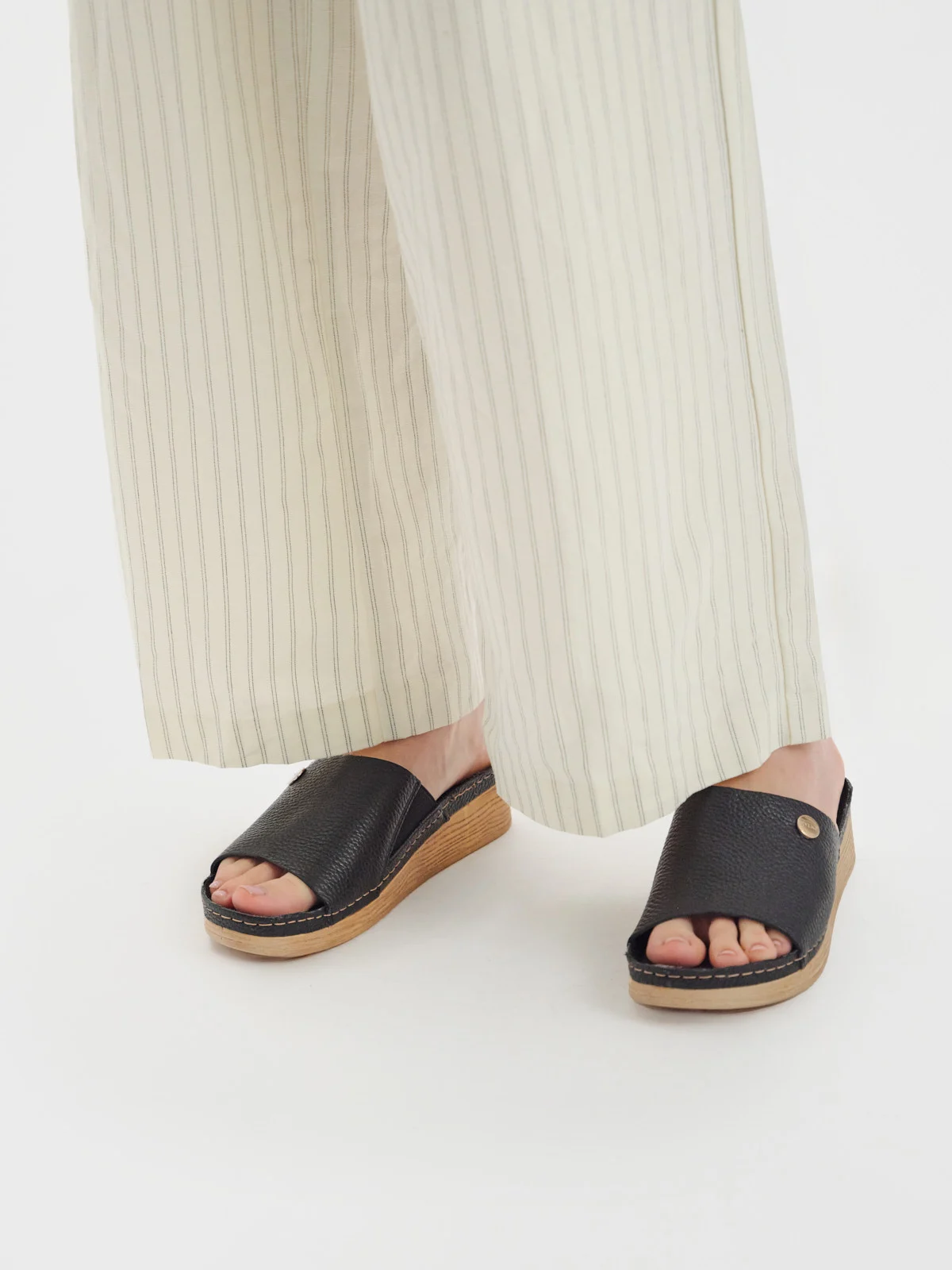 Czarne klapki na beżowej, niskiej platformie